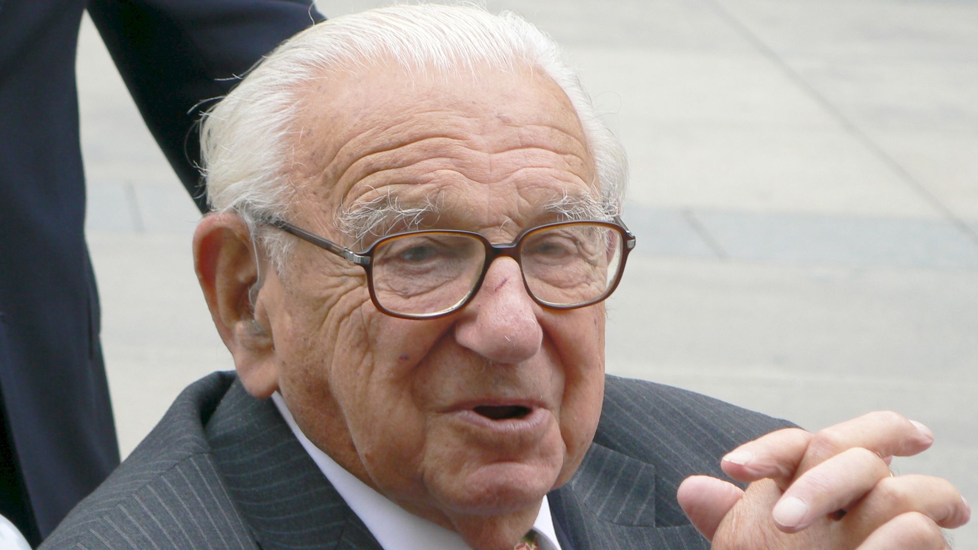 Sir Nicholas Winton on Prague Castle.