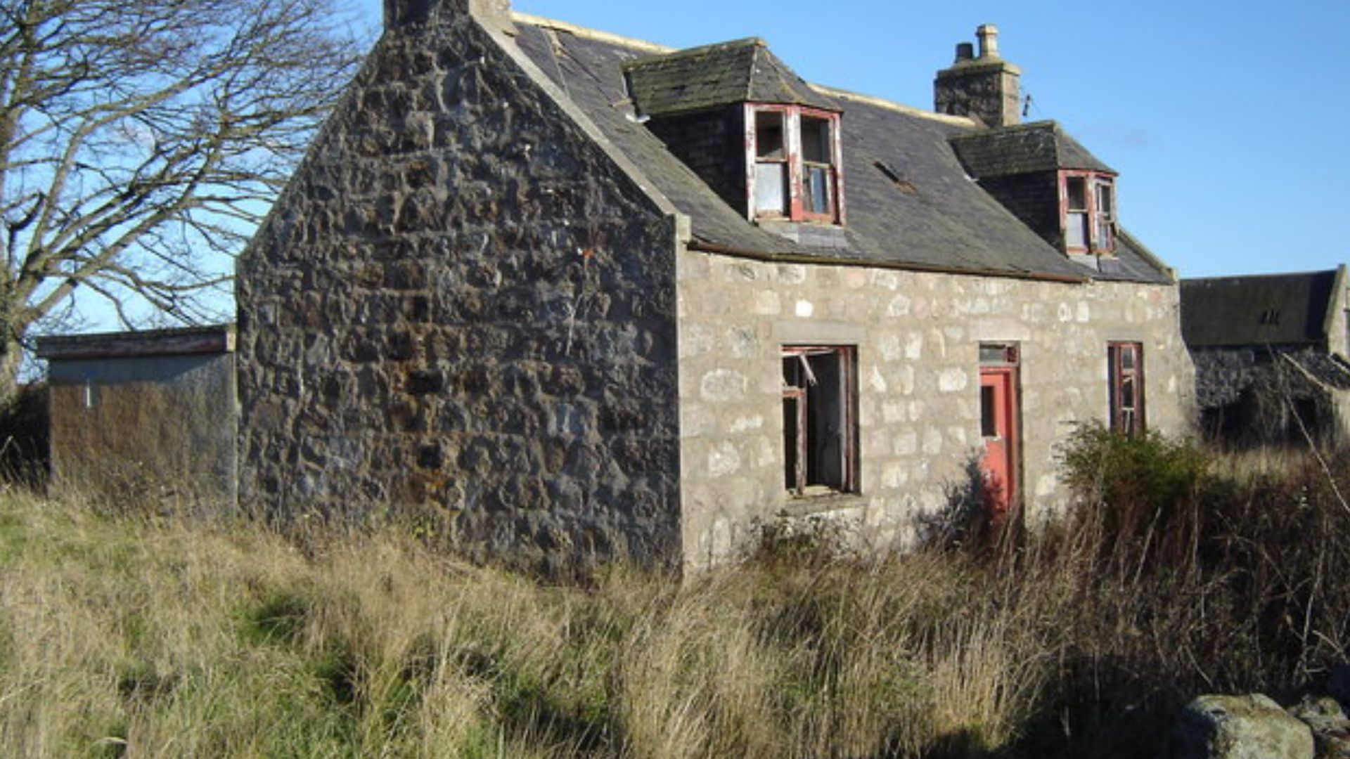 Farmhouse This is the derelict farmhouse of Greenloanings Farm.