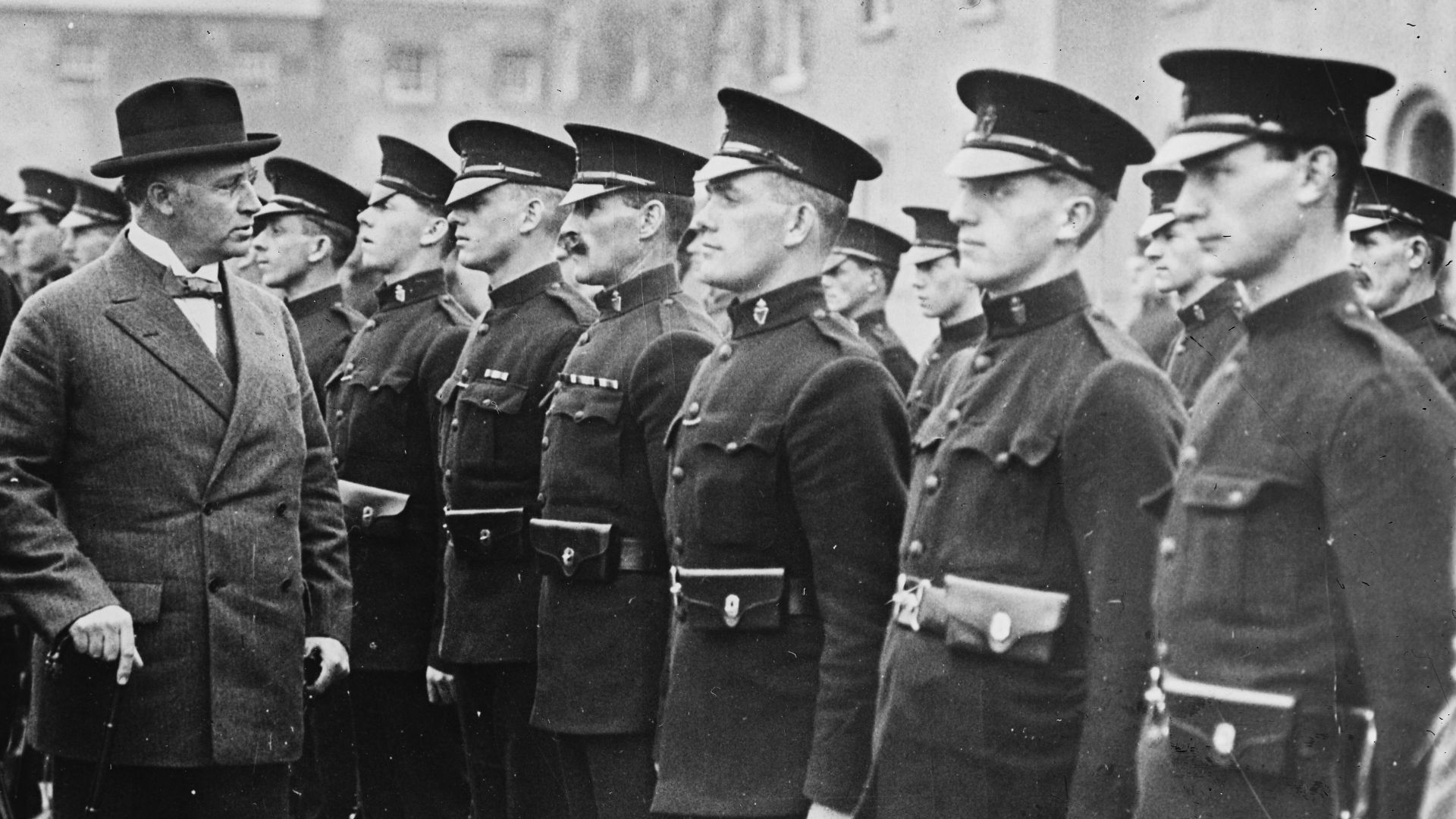 Sujet : Macready, Nevil (1862-1946)
Police -- Dublin (Irlande)
Irlande -- 1919-1921 (Guerre d'indépendance)
Dublin (Irlande)
Référence bibliographique : Rol, 61301
Appartient à l’ensemble documentaire : Pho20Rol
Image de presse
Couverture : .. 1920
Langu