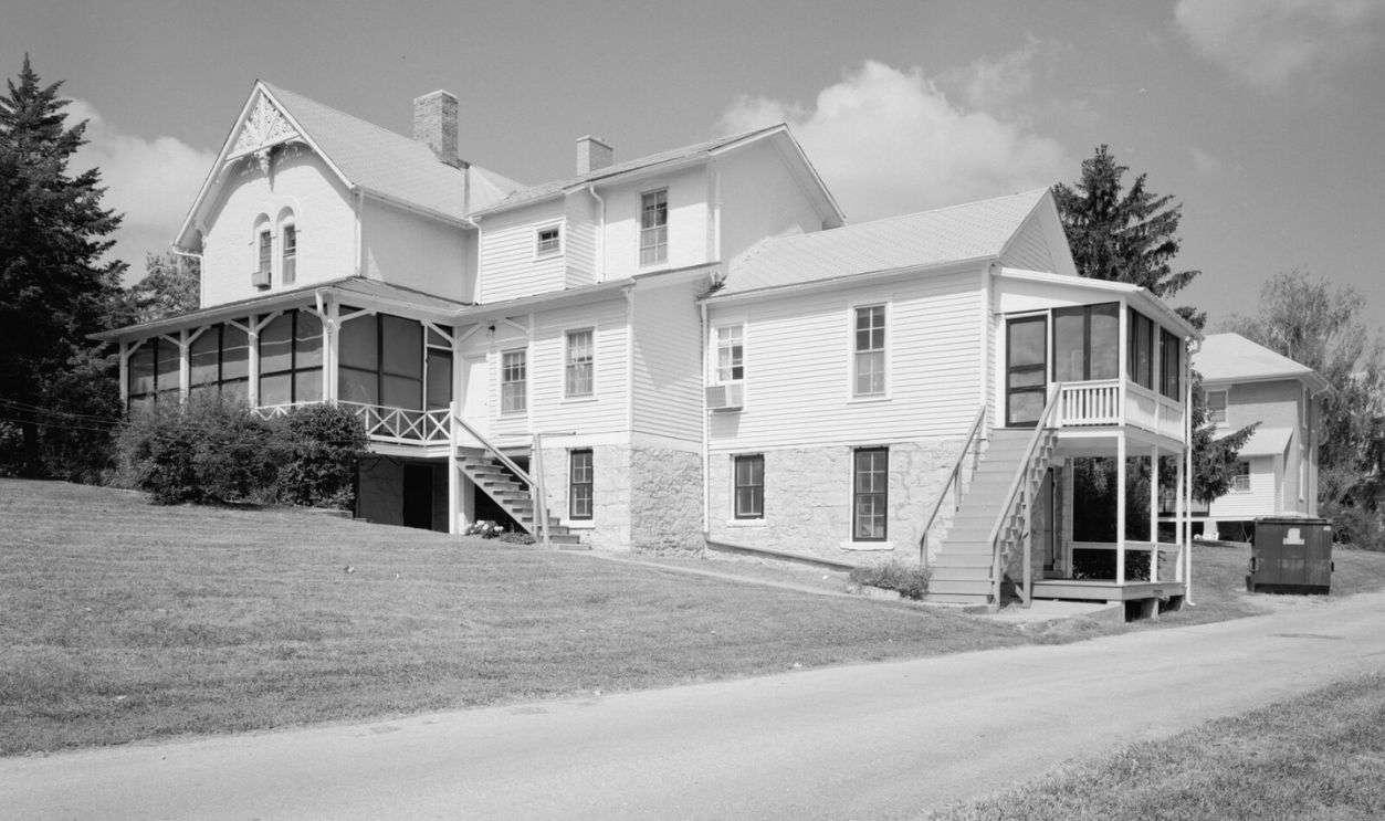 SOUTH and EAST (REAR) ELEVATIONS, LOOKING NORTHWEST - Fort Leavenworth, Building No. 7, 620 Scott Avenue, Leavenworth, Leavenworth County, KS