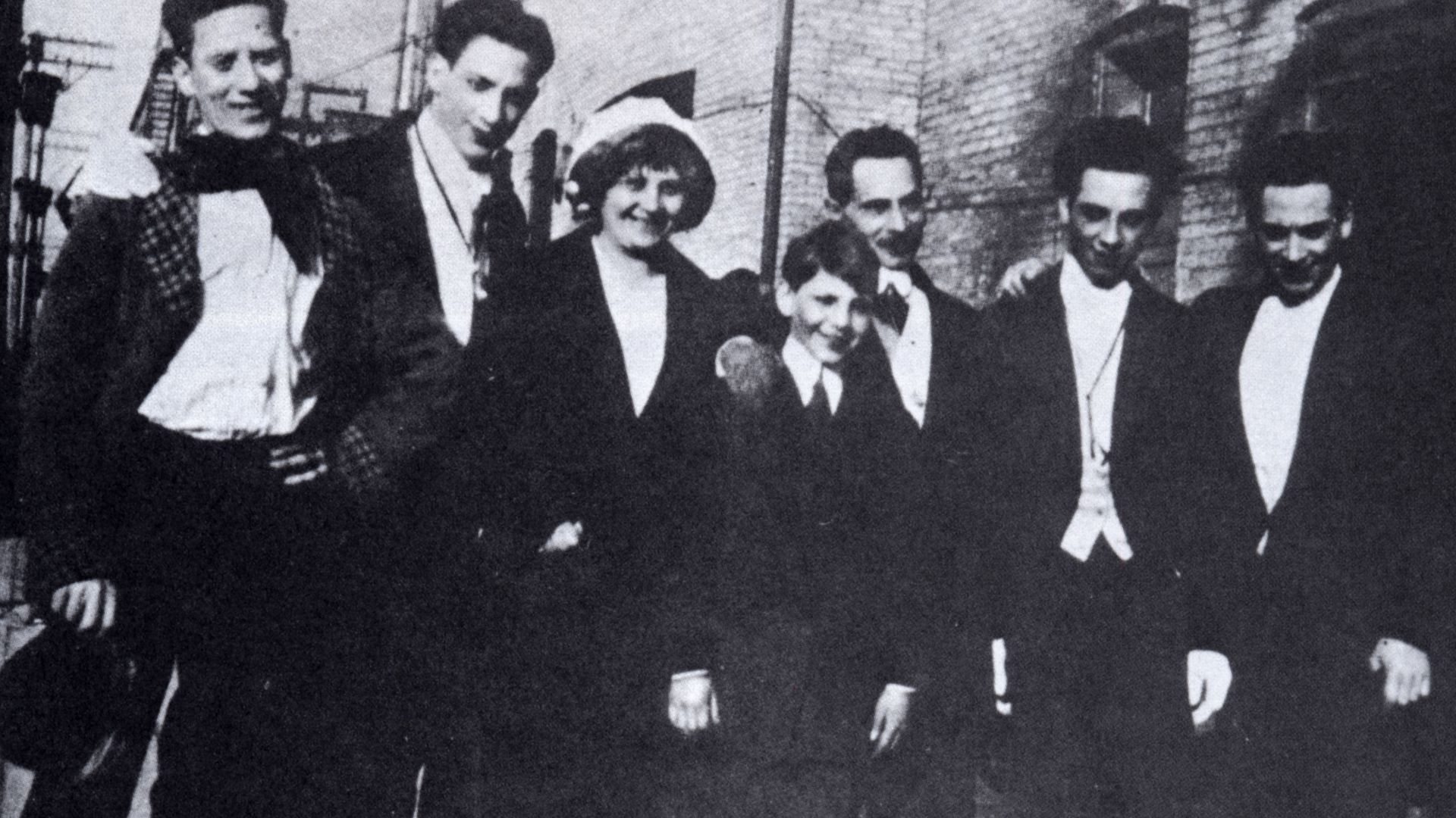 File:Early marx brothers with parents.jpg