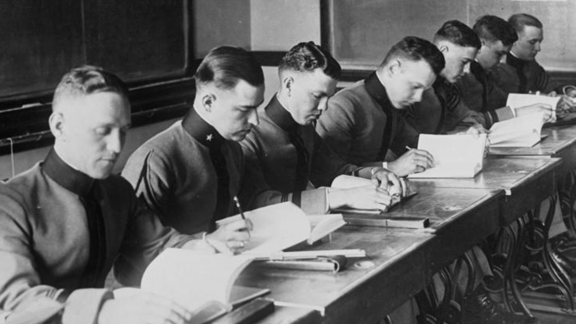 For documentary purposes the German Federal Archive often retained the original image captions, which may be erroneous, biased, obsolete or politically extreme. Die berühmte amerikanische Offiziersschule in West-Point, welche nach deutschem Muster eingeri