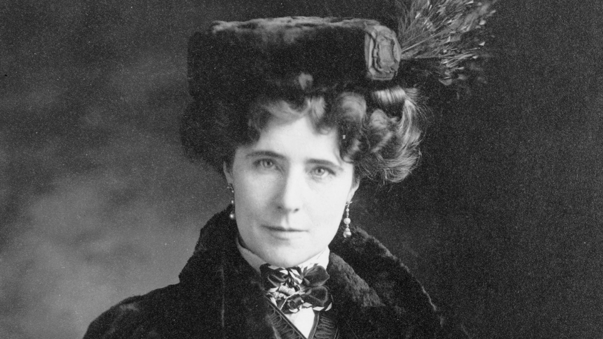 Title: Elinor (Sutherland) Glyn, half-length portrait, standing, facing front
Abstract/medium: 1 photographic print.