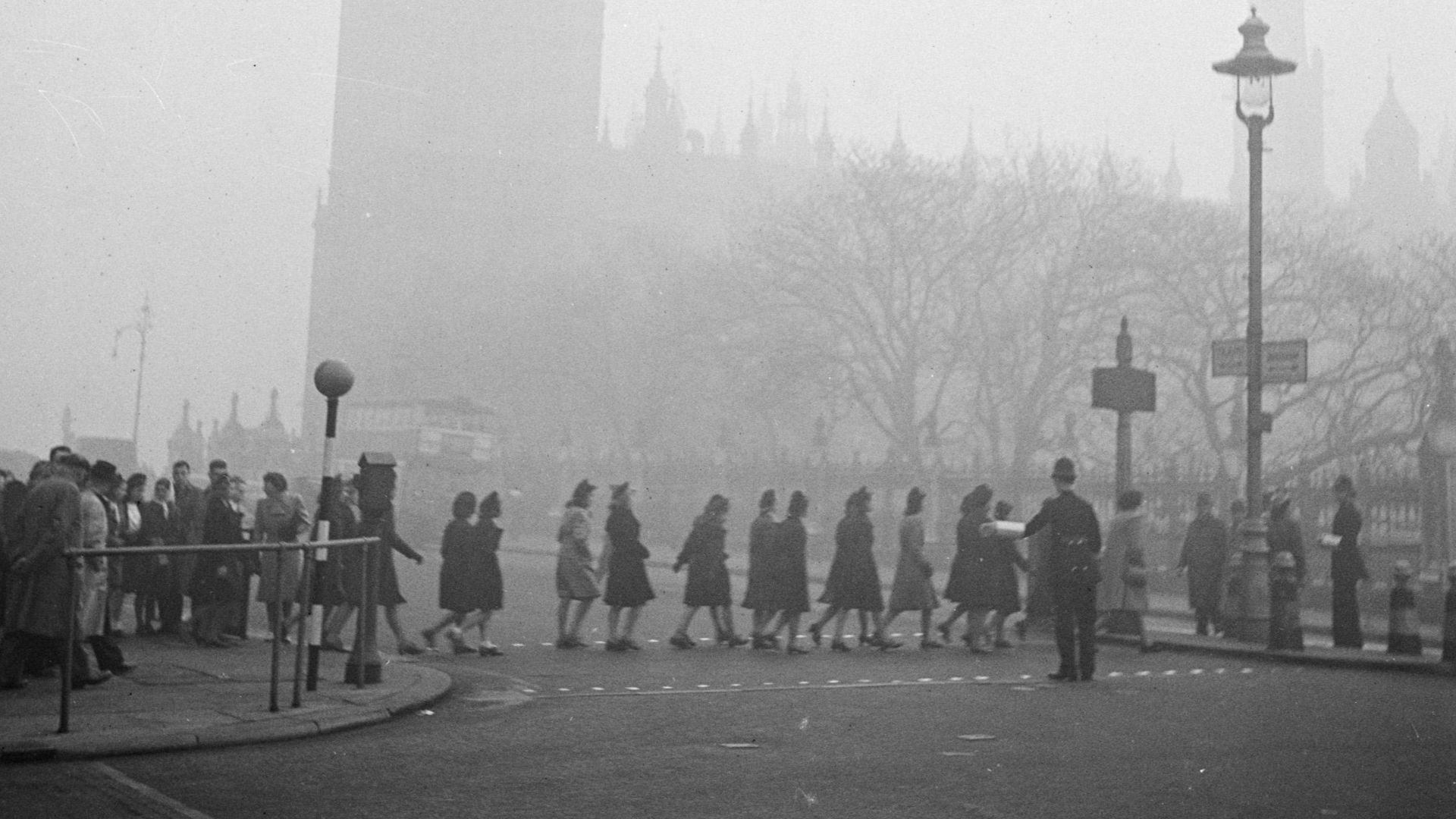 Collectie / Archief : Fotocollectie Van de Poll
Reportage / Serie : Londen in de mist

Great Smog of London
Beschrijving : Een agent helpt mensen met oversteken. Op de achtergrond is Big Ben te zien.
Annotatie : Locatie: kruising Bridge Street - Parliamen