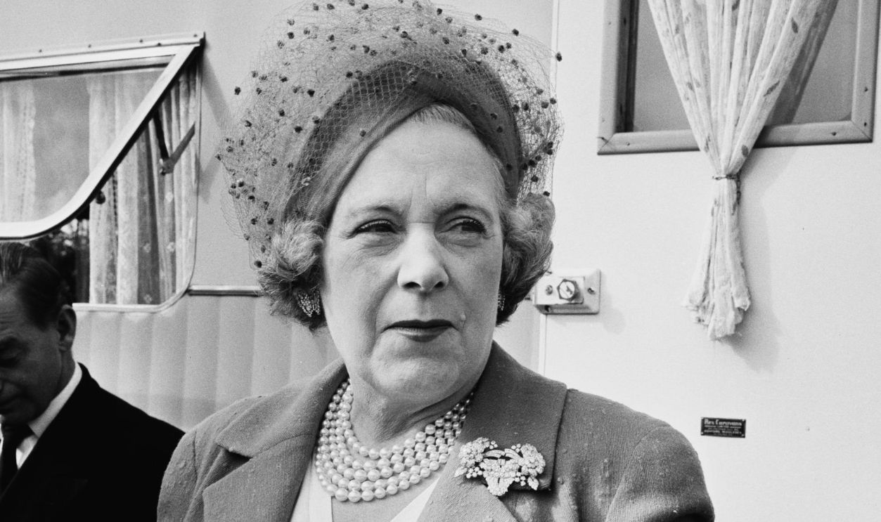 British author Barbara Cartland (1901 - 2000) visiting travellers at a Romany Camp at Colney Heath Common in Hertfordshire on August 18th, 1961.
