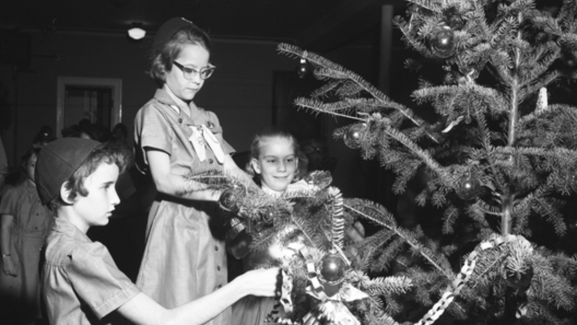 Persistent URL: floridamemory.com/items/show/261524
Local call number: TD00459
Title: Girl Scout Brownies decorating a Christmas tree in Tallahassee  
Date: December 18, 1957
Physical descrip: 1 photonegative - b&w - 4 x 5 in.
Series Title: Tallahassee De
