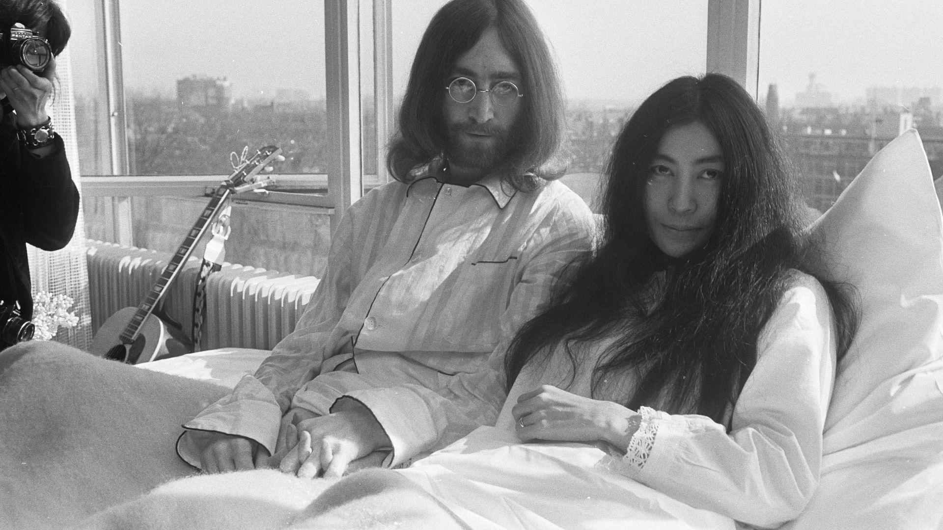 Collectie / Archief : Fotocollectie Anefo
Reportage / Serie : [ onbekend ]
Beschrijving : John Lennon en zijn echtgenote Yoko Ono op huwelijksreis in Amsterdam. John Lennon en Yoko Ono in bed in het Hilton Hotel
Datum : 25 maart 1969
Locatie : Amsterdam, 