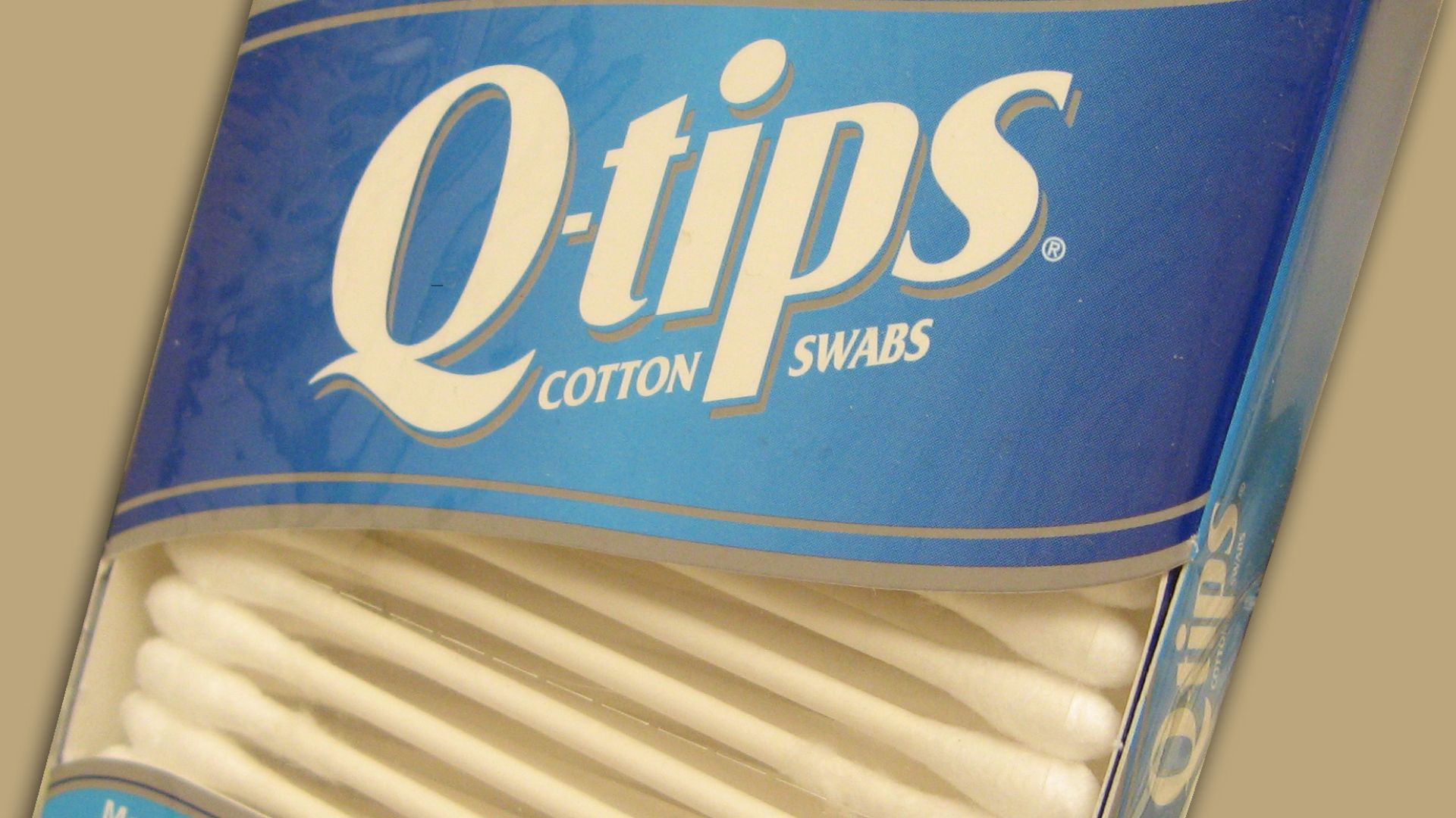File:Q Tips plain BG.jpg
