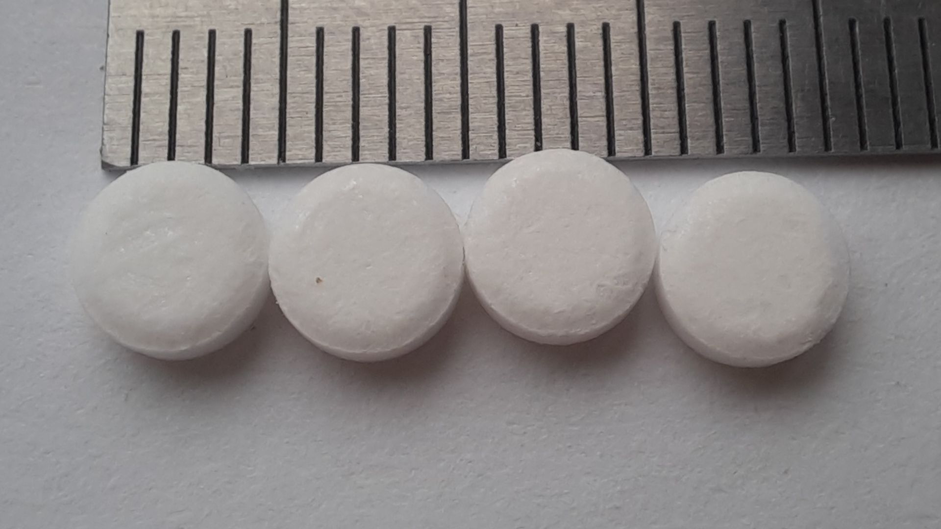 Sweetener based on sodium cyclamate and saccharine in form of tablets. Ruler is above to understand the size of tablets. One pill, according to the manufacturer, feels like 1 teaspoon of sugar. Easily dissolves in water, giving it a sweet taste.