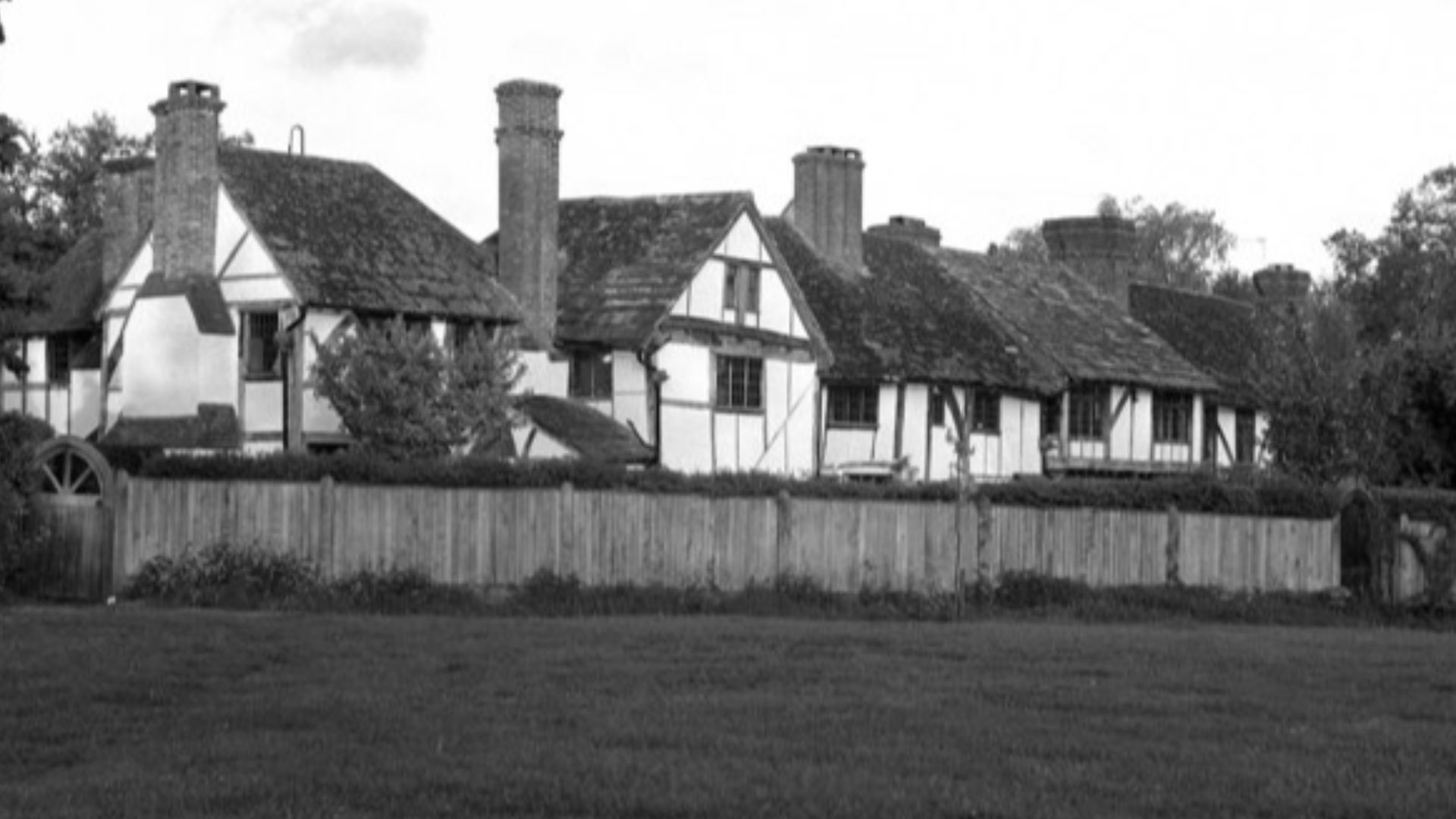 Old cottages at Leigh, Surrey In 1979, these buildings could be seen from the green, but since then untrimmed hedge growth has occurred and they cannot now be seen so easily.