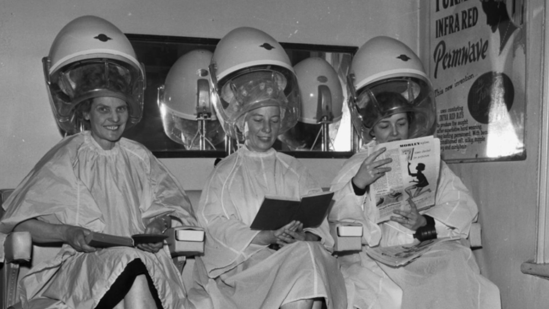 Teitl Cymraeg/Welsh title: Siop Trin Gwallt Redman, Croesoswallt, nodwedd hysbysebu
Ffotograffydd/Photographer: Geoff Charles (1909-2002)
Nodyn/Note: One of the images used in an advertisment for Redman's Hairdresser, Oswestry, showing three women sitting