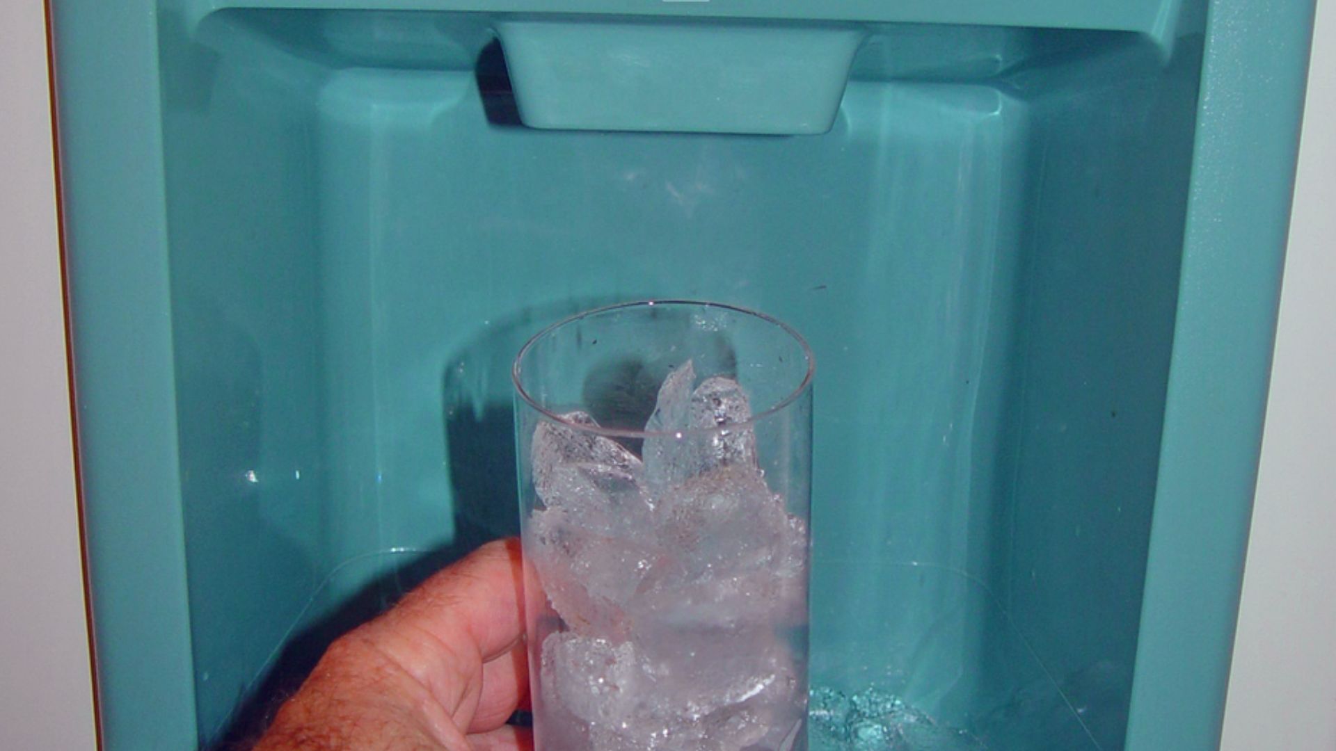 Icemaker (for hotel customers)