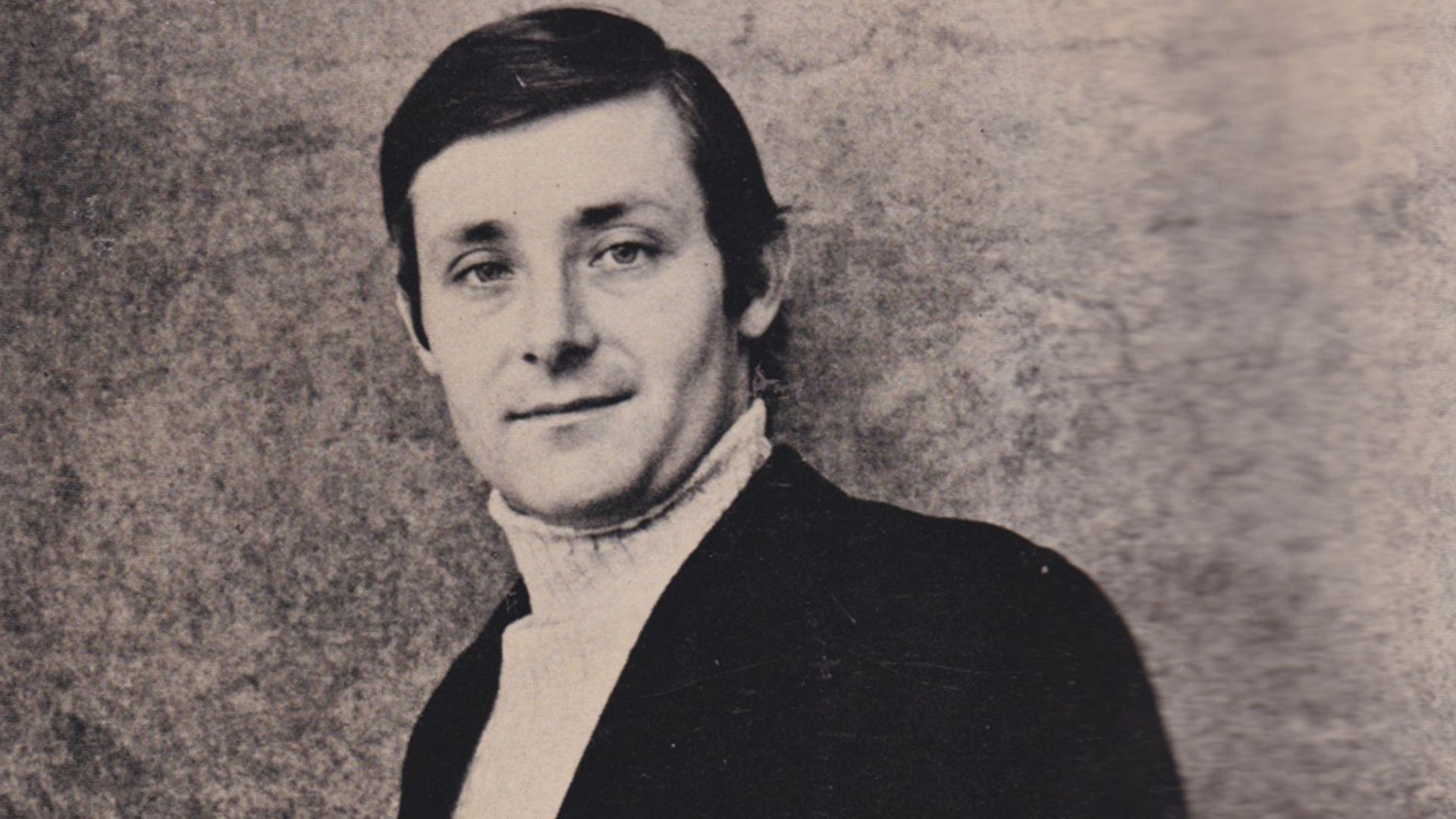 Jaws (1974) back cover featuring a portrait photograph of Peter Benchley by Alex Gotfryd and spine, first edition