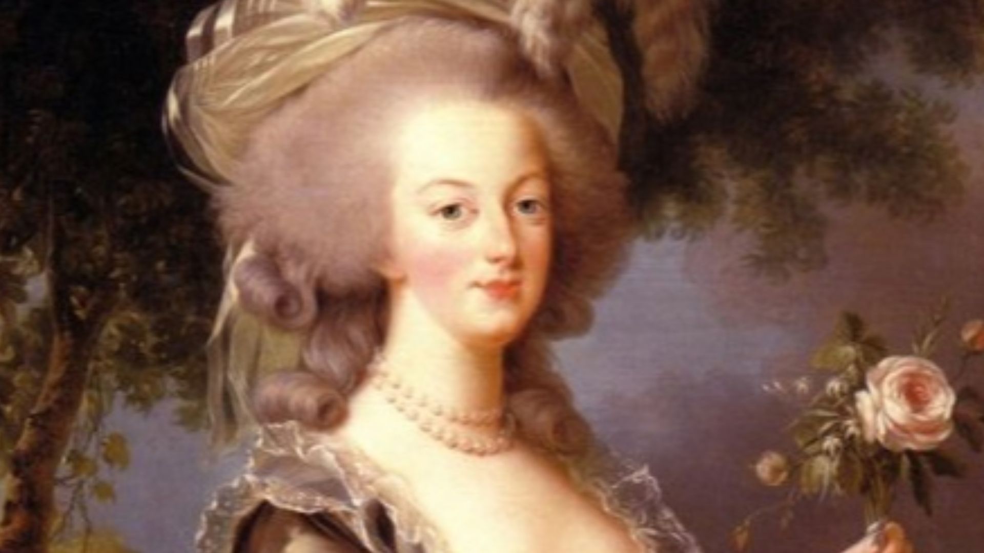 Maria Antonietta con una rosa: «In un paesaggio campestre che ricorda la vegetazione del Trianon, una giovane donna che indossa un abito di seta azzurra con drappeggi a sbuffo sui fianchi e ornato di merletto tiene tra le lunghe mani una rosa sbocciata, s