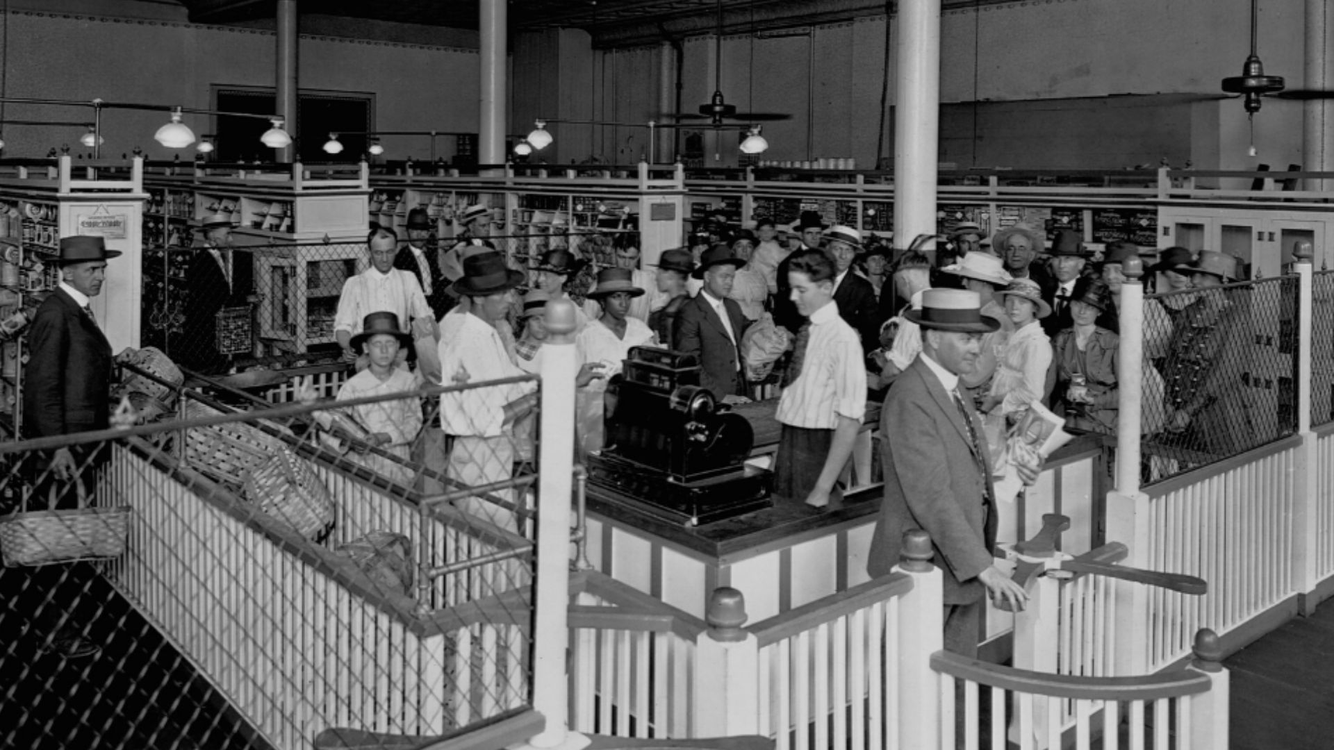 1918 photo of the interior of the original Piggly Wiggly store, Memphis, Tennessee. The first self service grocery store, opened 1916.