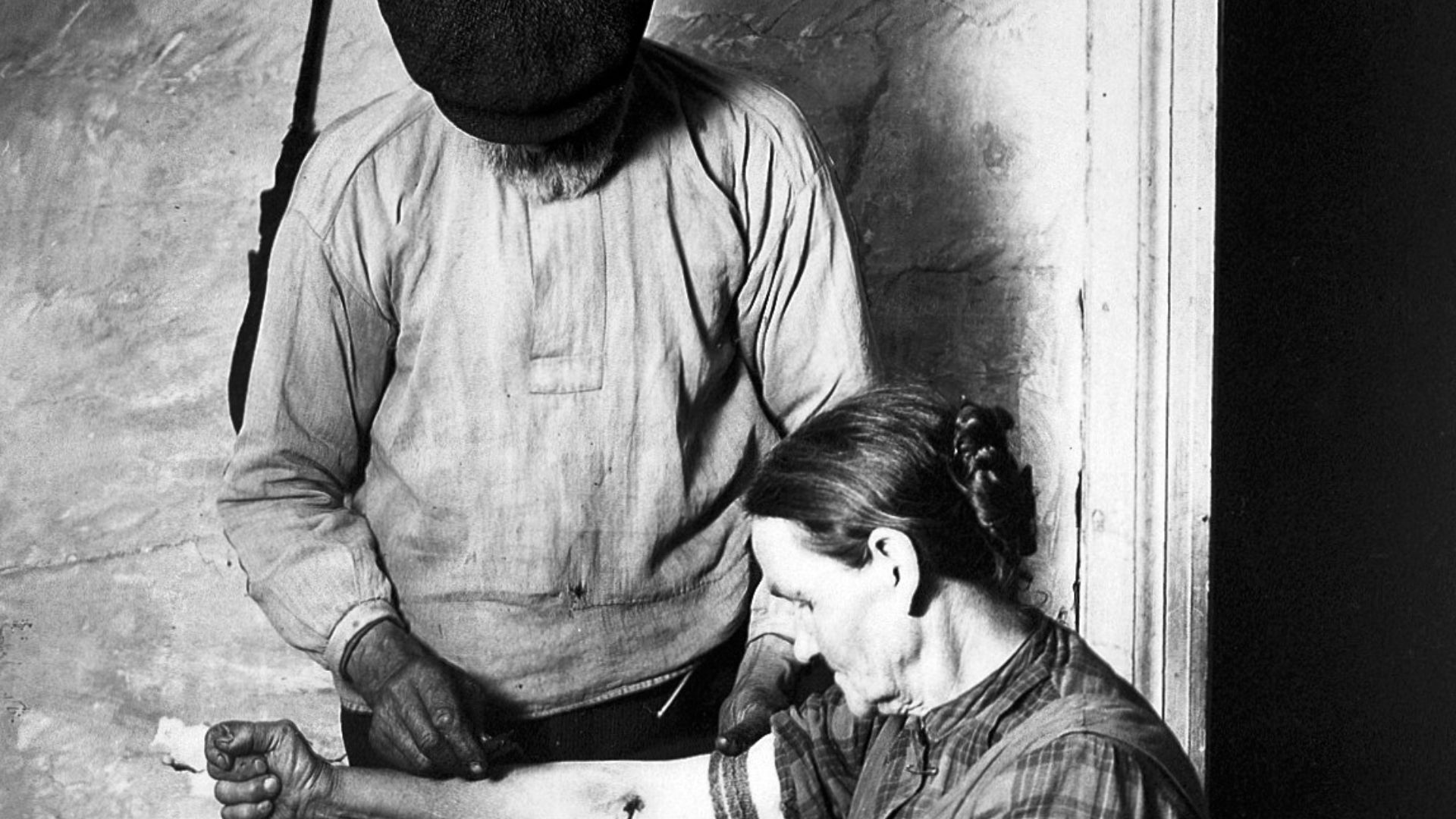 Printed photo-reproduction: a bloodletting scene; reproduction, c.1980, of a photograph by Nils
Keyland, 1922, in the Nordiska Museet Arkivet.
Wellcome Images
Keywords: Niels Keyland