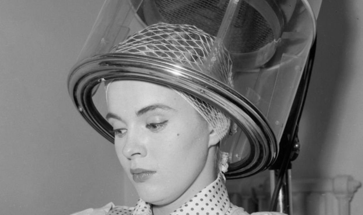 Jean Seberg, chez le coiffeur, se prépare pour son rôle dans 'Bonjour Tristesse', à Paris, France en mai 1957.
