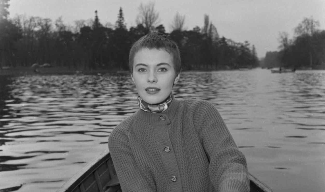Jean Seberg ramant sur le lac du bois de Boulogne, à Paris, France le 10 mars 1957.