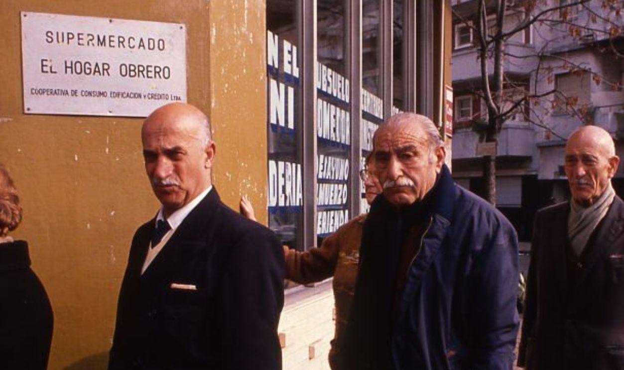 File d'attente devant un supermarché à Buenos Aires, Argentine.