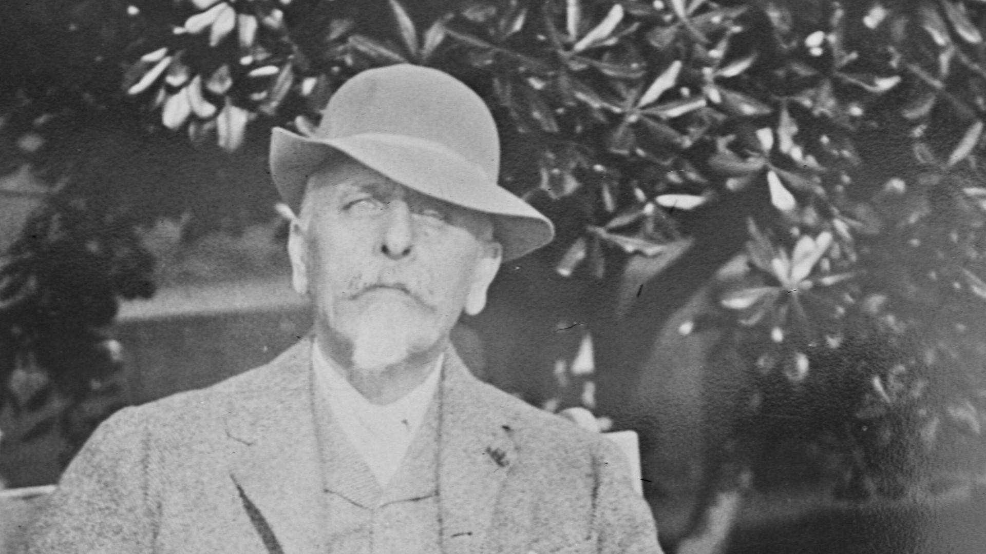 Sujet : Zaharoff, Basil (1849-1936) -- Portraits
Muguiro y Beruete, María del Pilar (1869-1926 ; duchesse de Villafranca de los Caballeros) -- Portraits
Portraits collectifs -- 1914-1945
Référence bibliographique : Rol, 97440
Appartient à l’ensemble docum