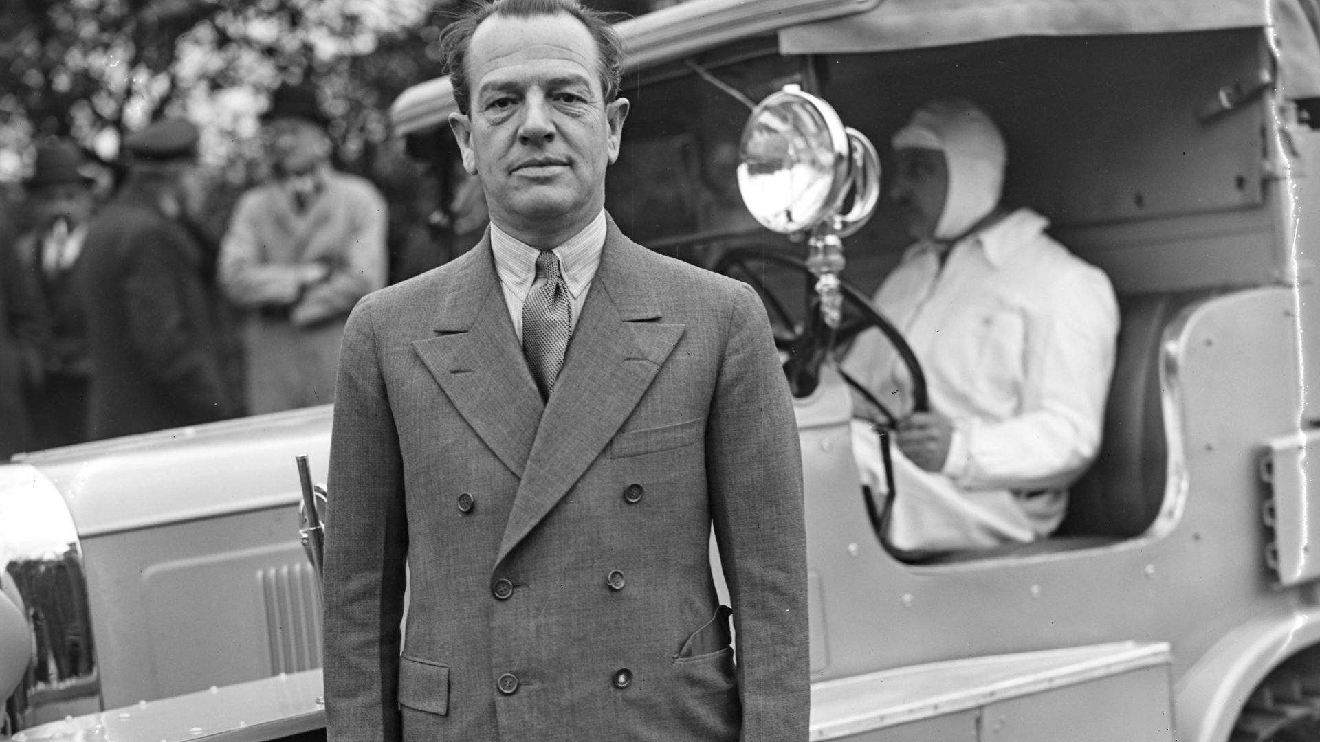Sujet : Bedaux, Charles (1886-1944) -- Portraits
Véhicules à chenilles -- France
Citroën (automobiles)
Paris (France) -- Bois de Boulogne
Bedaux Sub-Artic expedition (1934)
Portraits -- 1914-1945
Référence bibliographique : Rol, 180201
Appartient à l’ense