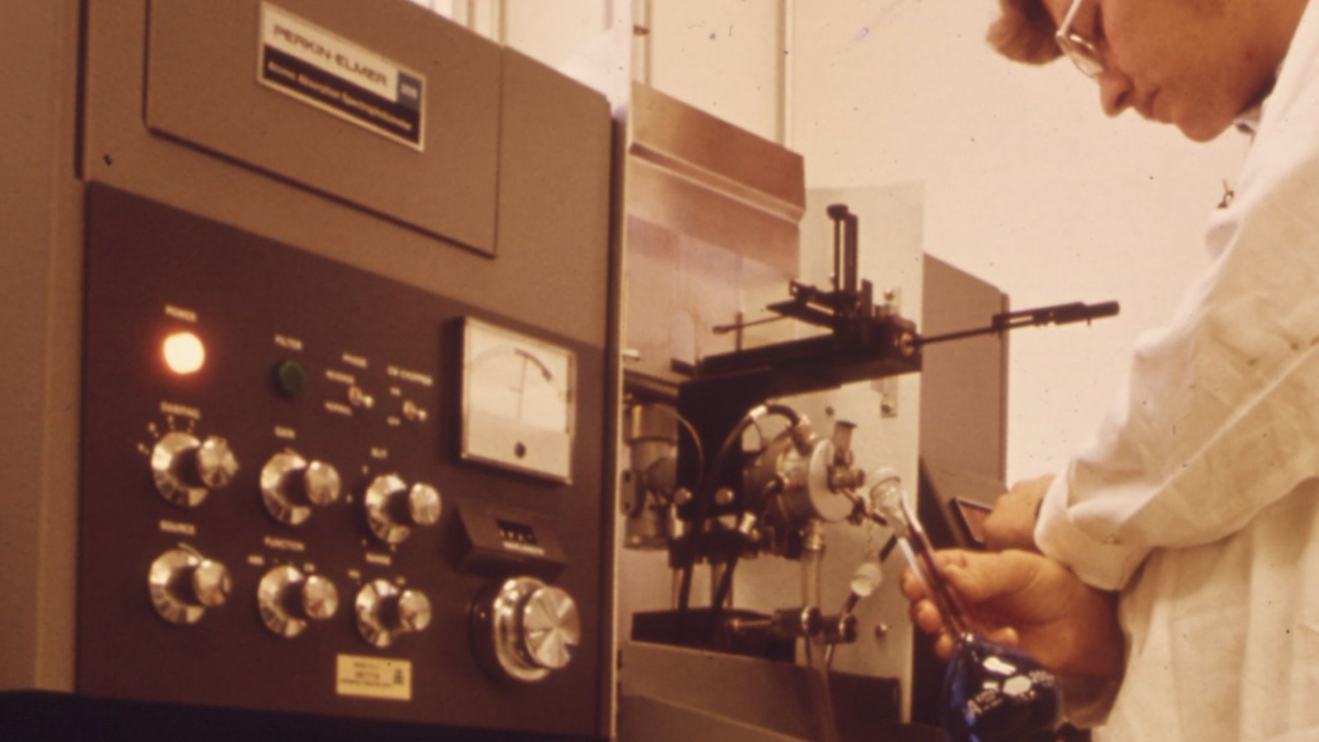 File:AN ATOMIC ABSORPTION SPECTROPHOTOMETER IS USED TO DETECT METALS (SUCH AS ARSENIC) IN PESTICIDE SAMPLES BY THE... - NARA - 555250.jpg