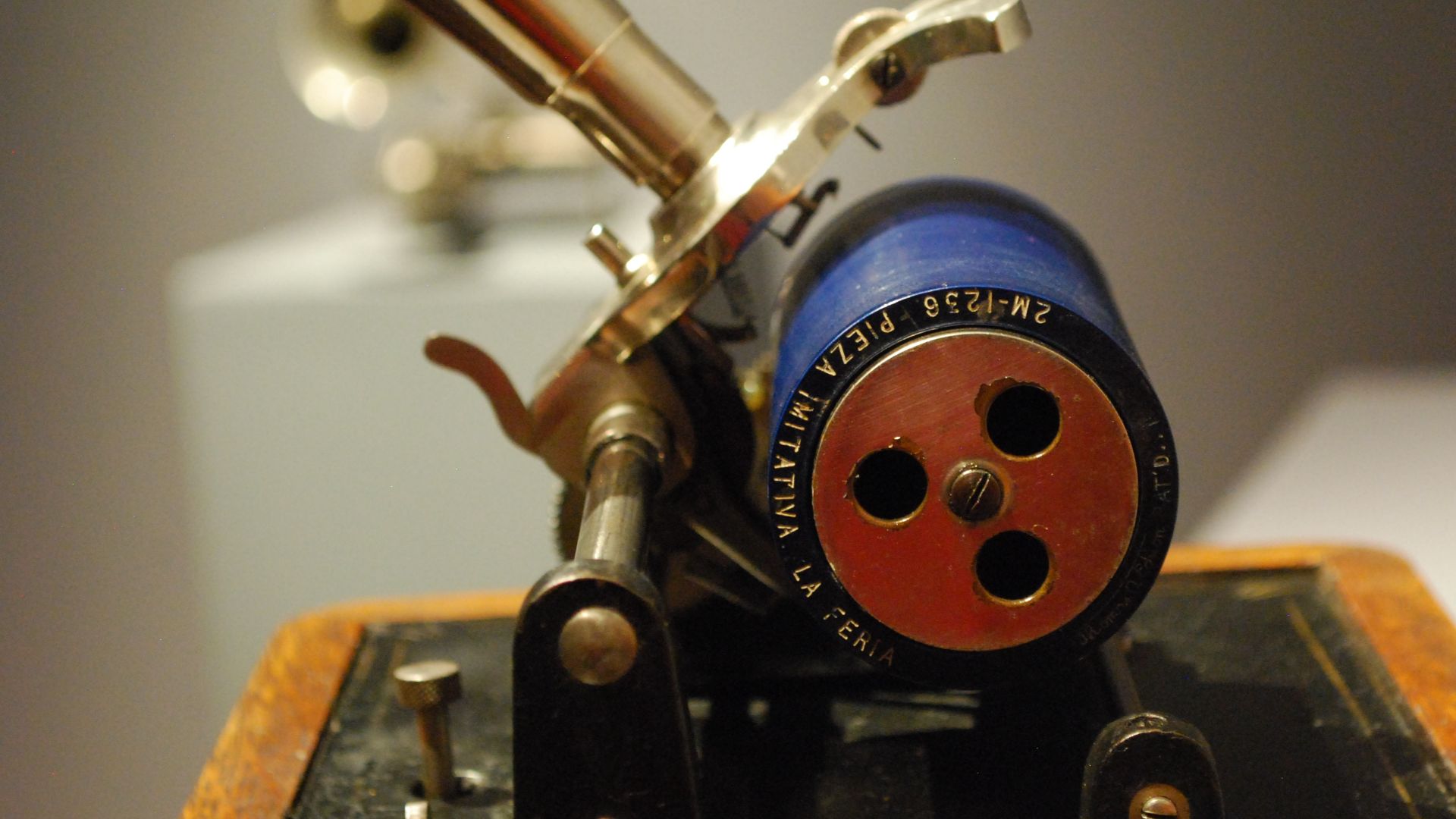 Edison phonograph cylinder displayed on a Columbia BK Jewel (1906) phonograph of the Salvador Velez collection