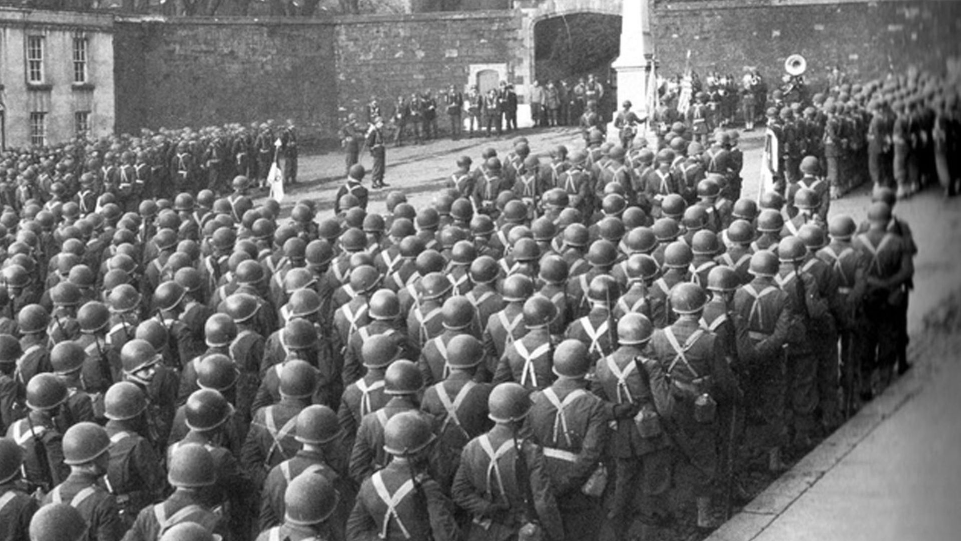 More than 1,500 soldiers from the US 6th Cavalry were stationed at Tandragee Castle, Bannvale House, and Gilford Castle. On November 11, 1943, they commemorated Armistice Day at the Tandragee War Memorial.