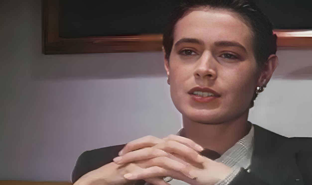 Screenshot from Love Crimes (1992)