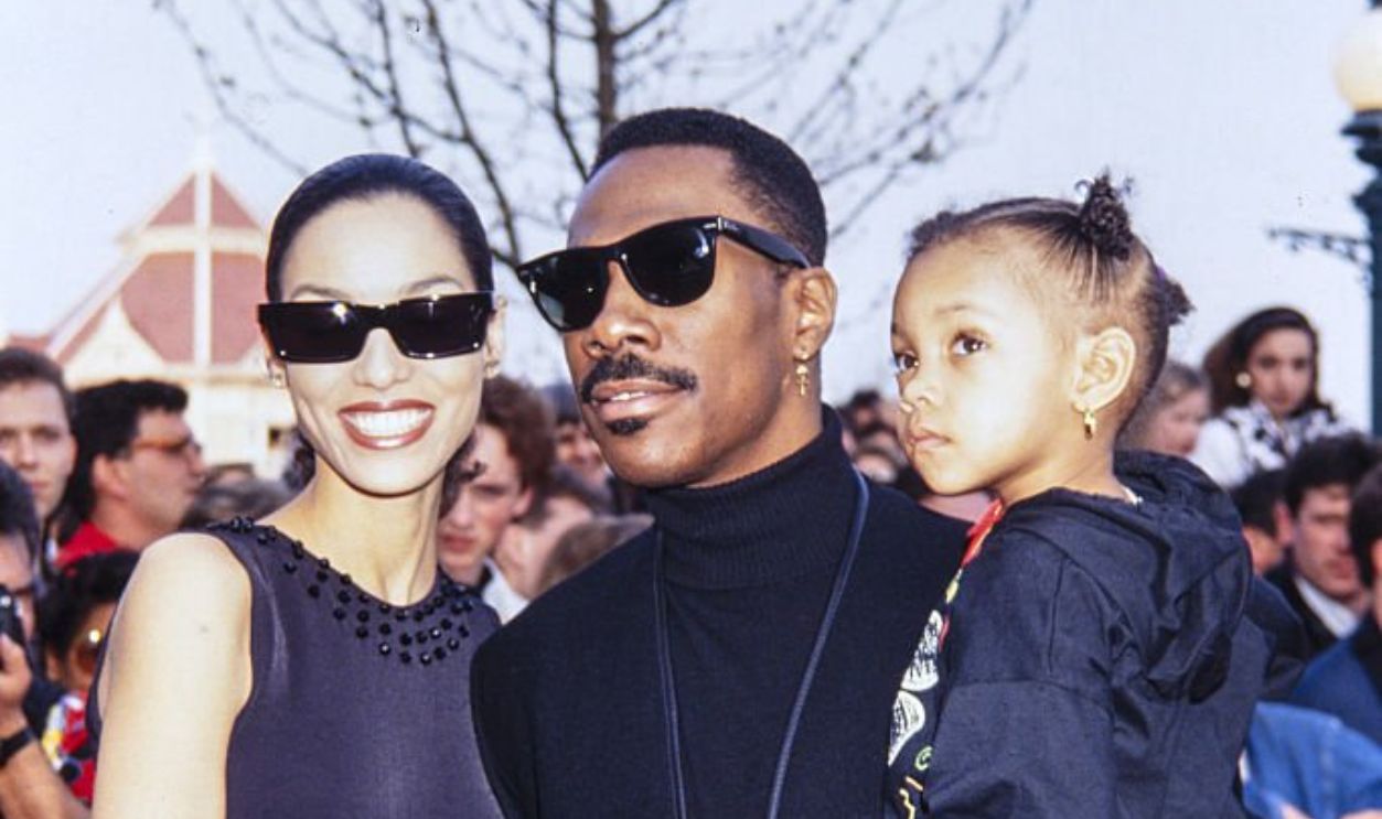 Eddie Murphy avec sa compagne Nicole Mitchell et leur fils lors de l'ouverture du parc Disneyland Paris (Euro Disney) à Marne-la-Vallée le 11 avril 1992
