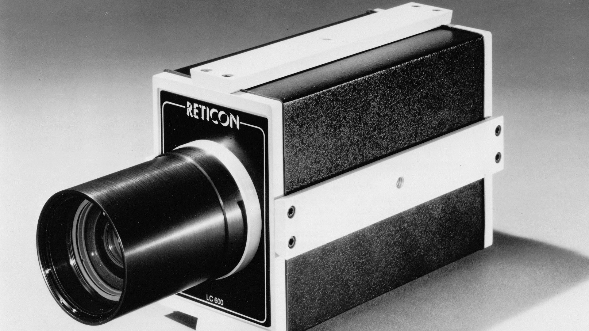 Reticon LC600: Early digital camera (1974) with linear photodiode array of from 64 to 1024 elements. Used for non-contact measurements, process control, and position measurements in industrial applications.