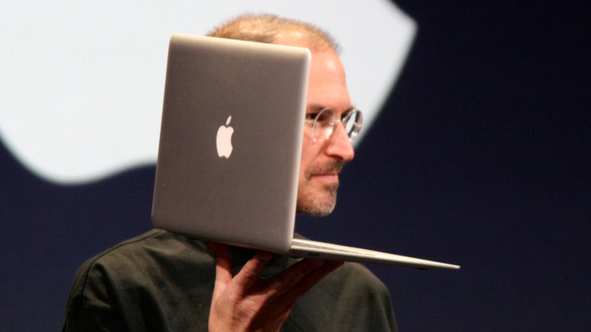 Steve Jobs with his MacBook Air at Macworld 2008.