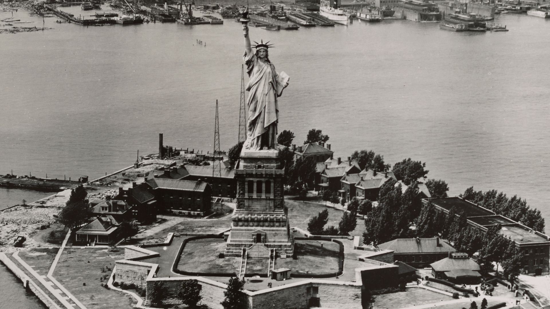 File:New York - Bedloe's Island through George Washington Bridge - NARA - 68146011.jpg