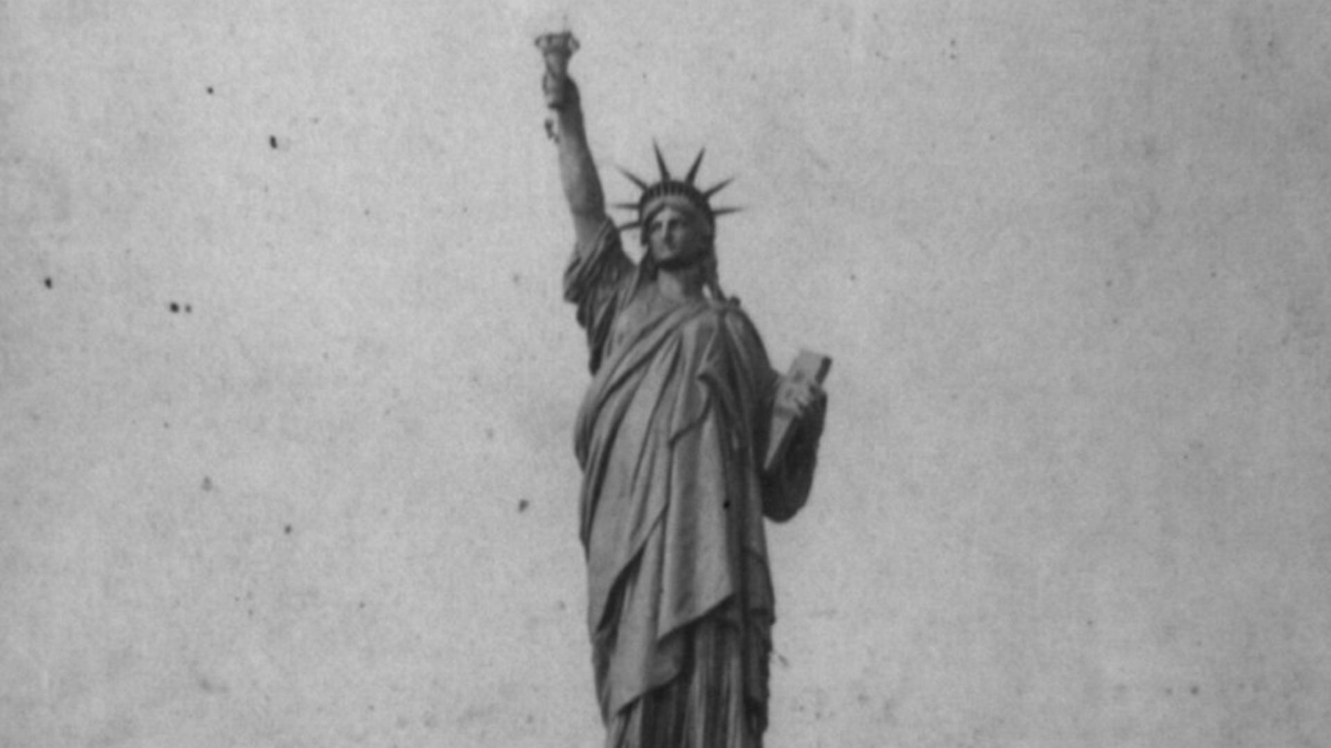 Title: Completing the torch, Statue of Liberty
Abstract/medium: 1 photographic print.