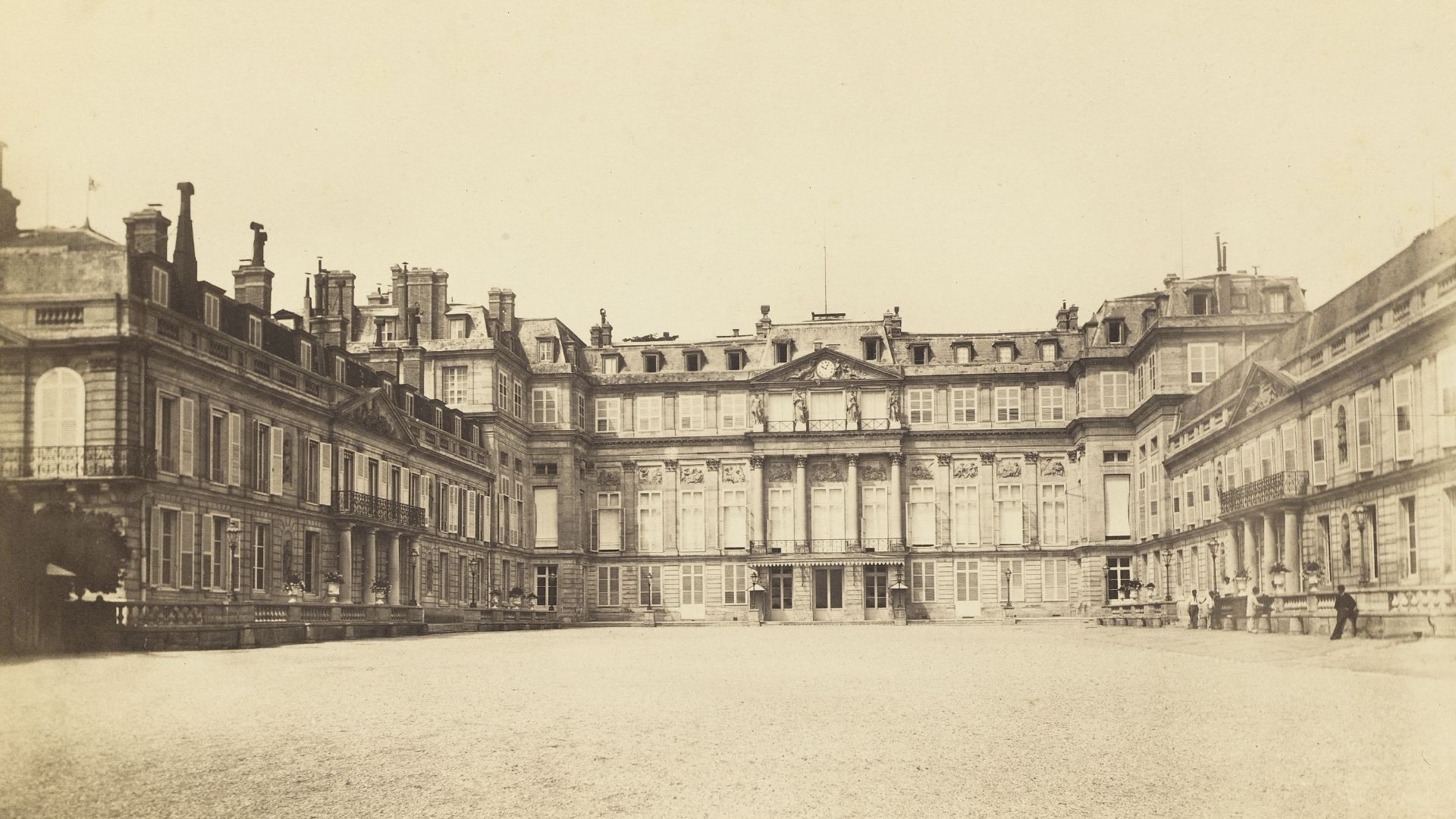 Vue de la cour d'entrée du Château de Saint-Cloud