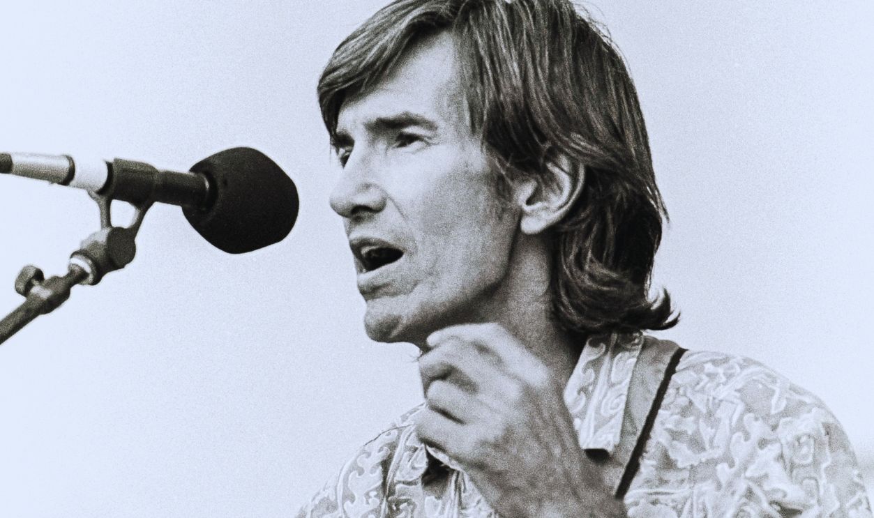 American musician Townes Van Zandt (1944 - 1997) performs at the Sixth Annual Folk Heritage Day at the Roots of American Music Festival at Damrosch Park, Lincoln Center Out-of-Doors, New York, New York, August 27, 1989.
