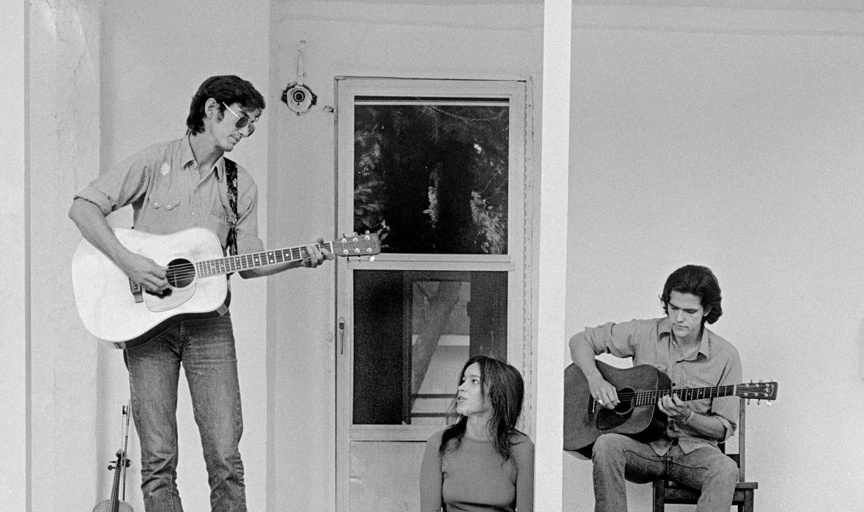 Musician Townes Van Zandt (left) rehearsing at the home of Susanna and Guy Clark with Daniel Antopolsky (far right) in 1972 East Nashville, Tennessee