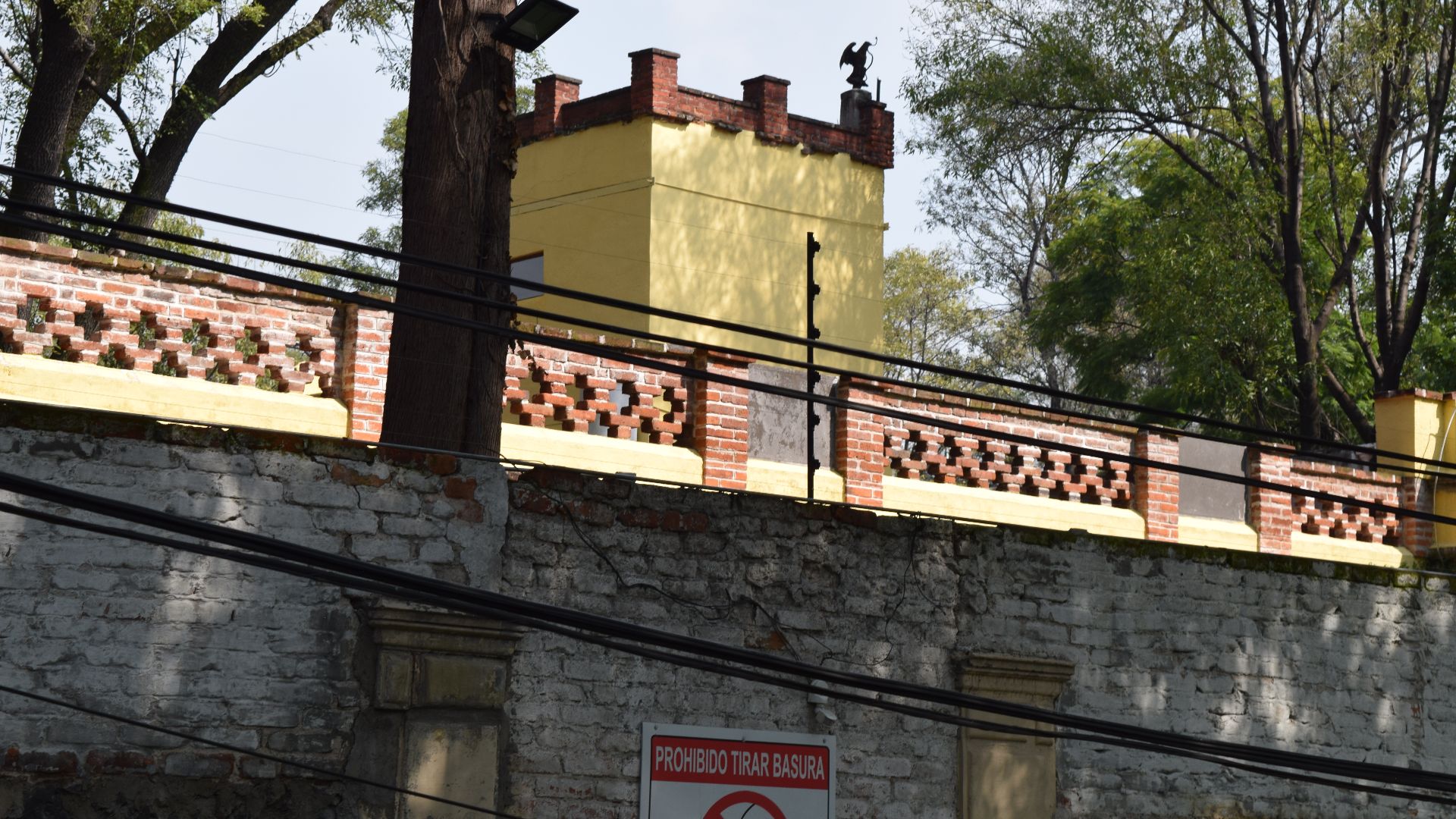 In the back part of the Leon Trotsky’s House Museum can be appreciated a fortress which had to be adapted by the soviet revolutionary with the aim of making the house a safer place to live and protect itself from possible spy enemies with the objective of