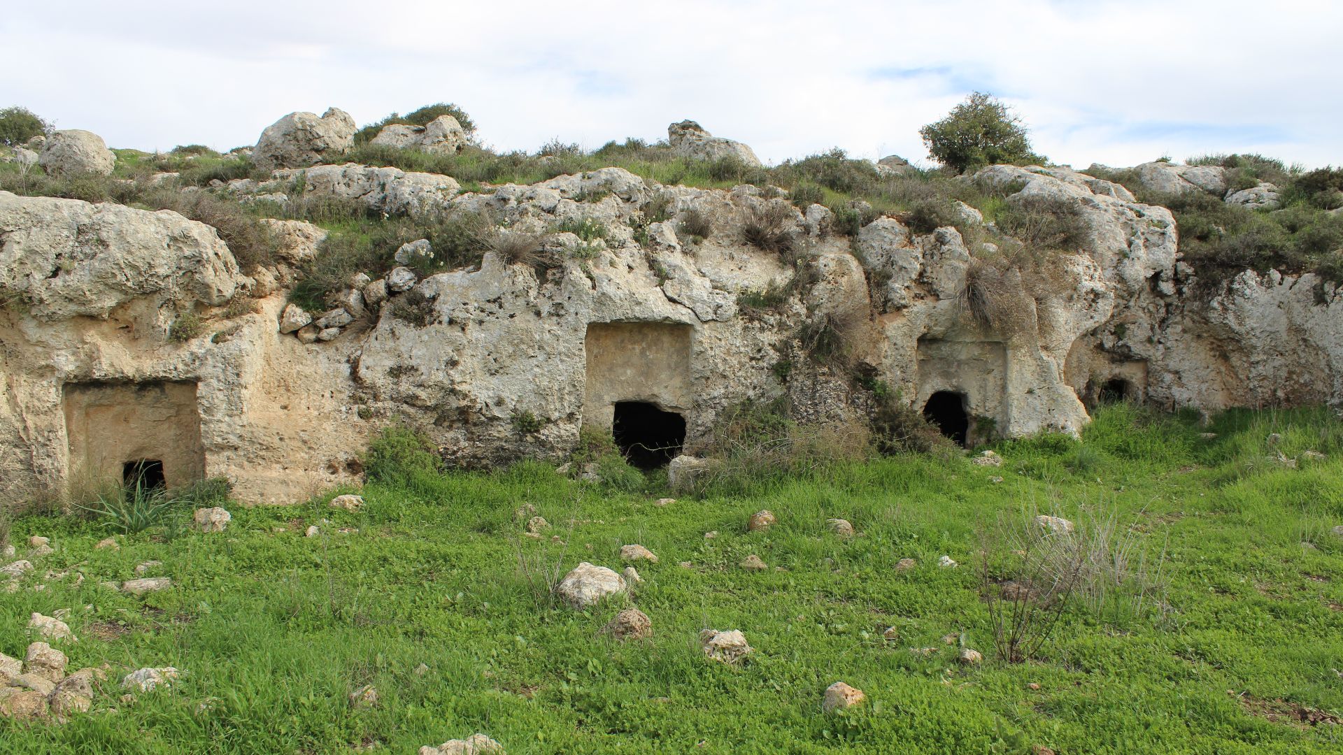Burial tombs at Kh. Jurish