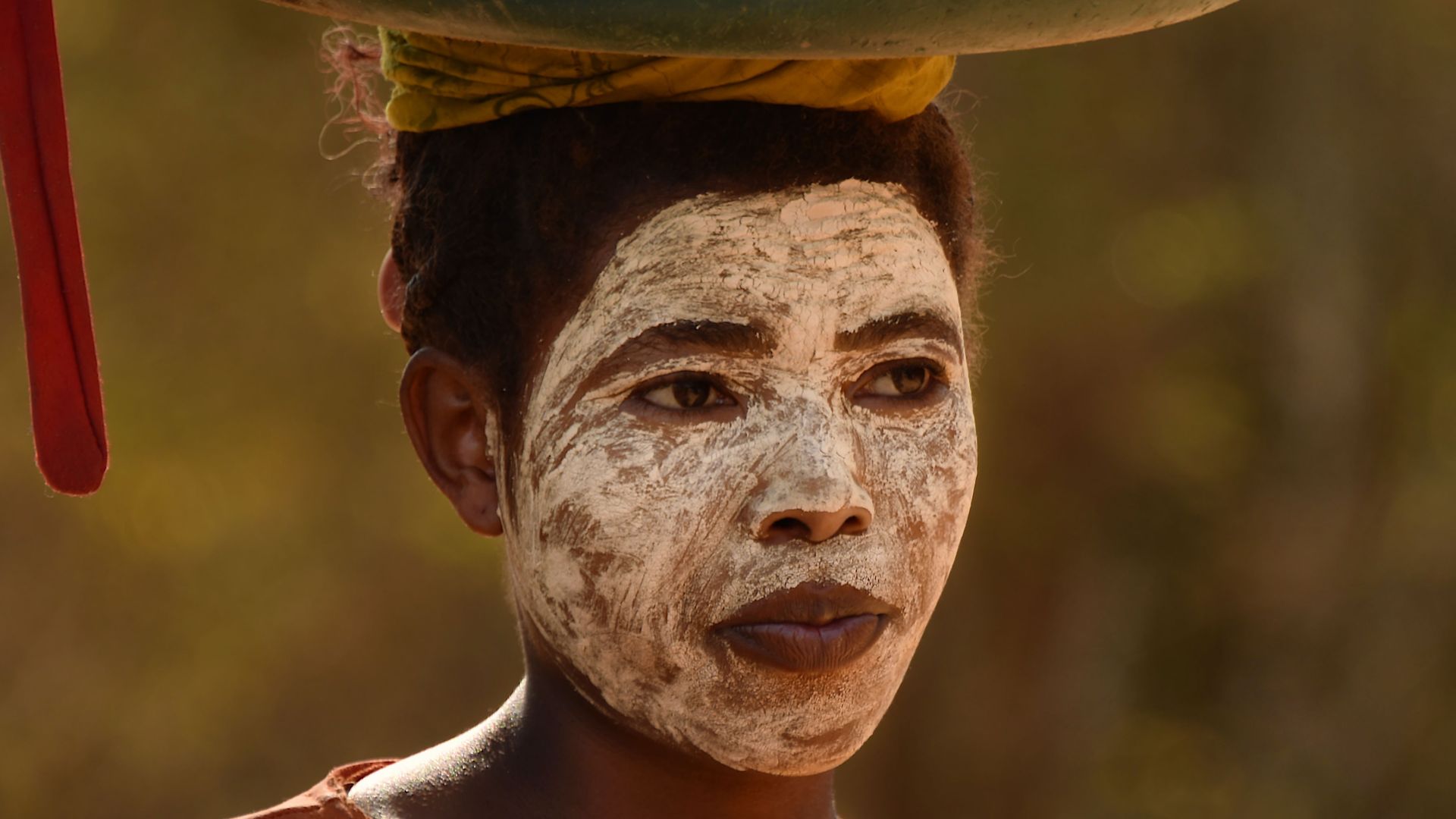 Malagasy woman head-carrying and wearing masonjoany
