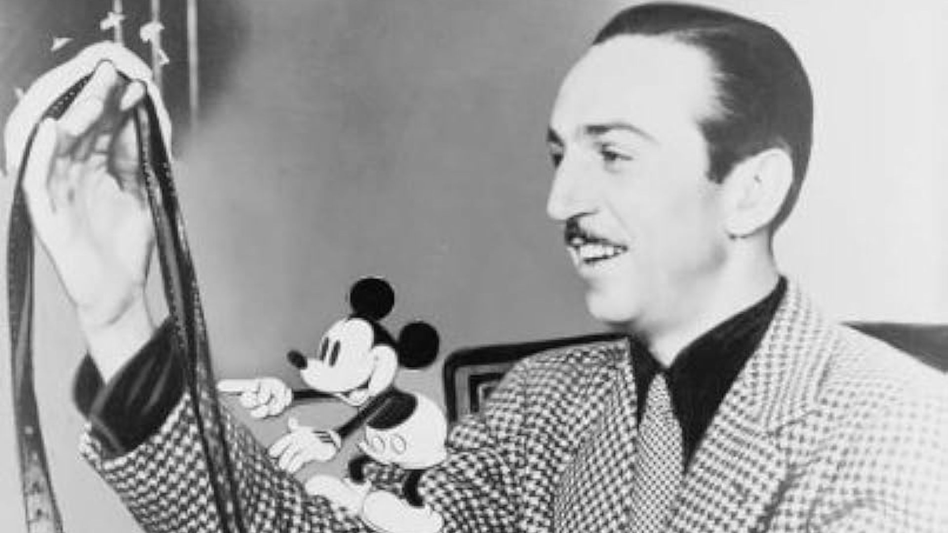 File:Walt Disney with film roll and Mickey Mouse on his right arm, year 1935.jpg