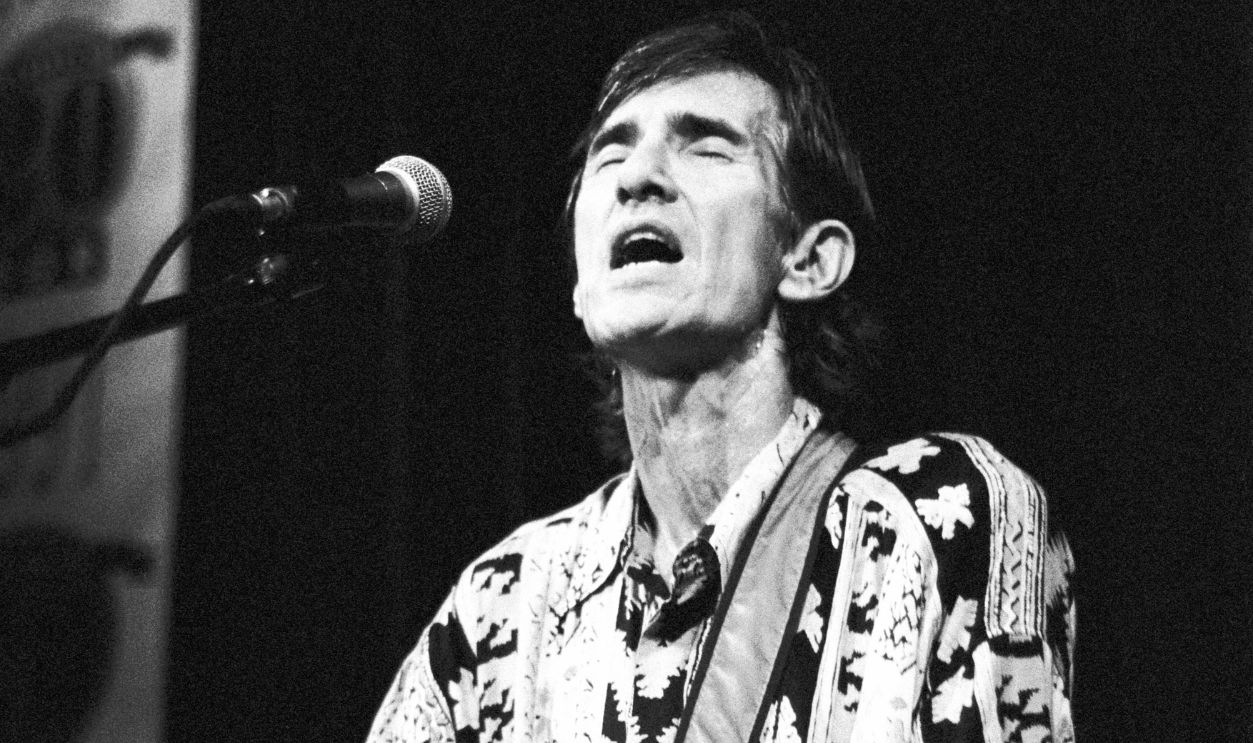 Getty Images - 519695464 - Townes Van Zandt, guitar and vocals, performs at the Paradiso on October 17th 1991 in Amsterdam, Netherlands.