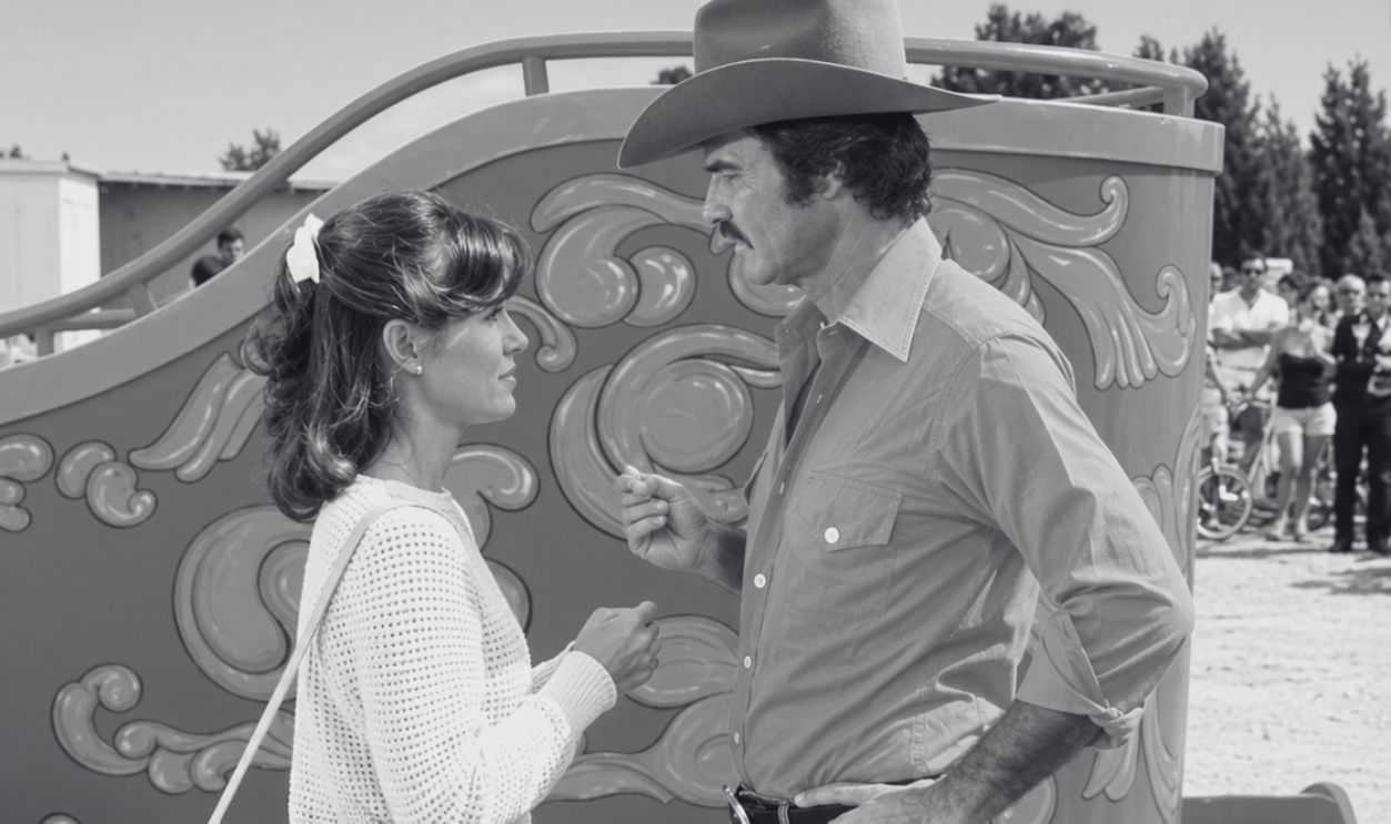 American actors Burt Reynolds, as Bo Darville, and Sally Field, as Carrie, in 'Smokey And The Bandit', directed by Hal Needham, 1977. 
