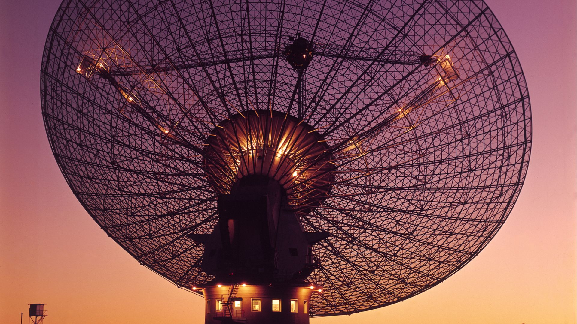 This photo, taken in 1969, shows the telescope as it was around the time of the first manned Moon landing. CSIRO's Parkes radio telescope was officially opened on the 31 October 1961 by the Governor-General, Viscount De L'Isle forty years on, it is still 