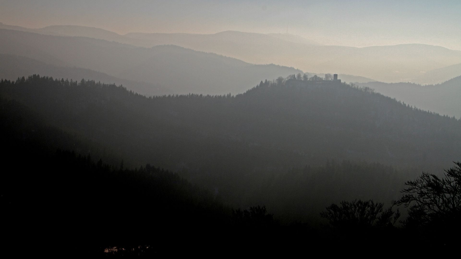 Yberg mit Burgruine Yburg im Baden-Badener Rebland. Die Landschaft gehört zum Schwarzwald. Am Horizont der Sendemast der Hornisgrinde.