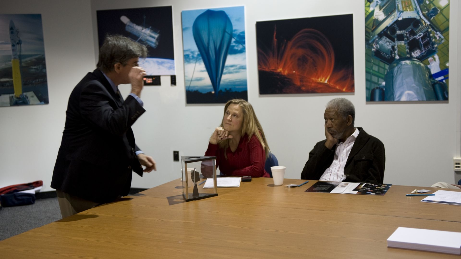 The original finding aid described this as: Description: MORGAN FREEMAN AND JIM GARVIN AT THE VISITORS CENTER AND ON TOUR OF GODDARD SPACE FLIGHT CENTER. Photographer: PAT IZZO Date: 12/29/2008 Job Number: 2009-00610-0 Preservation Copy: .tif