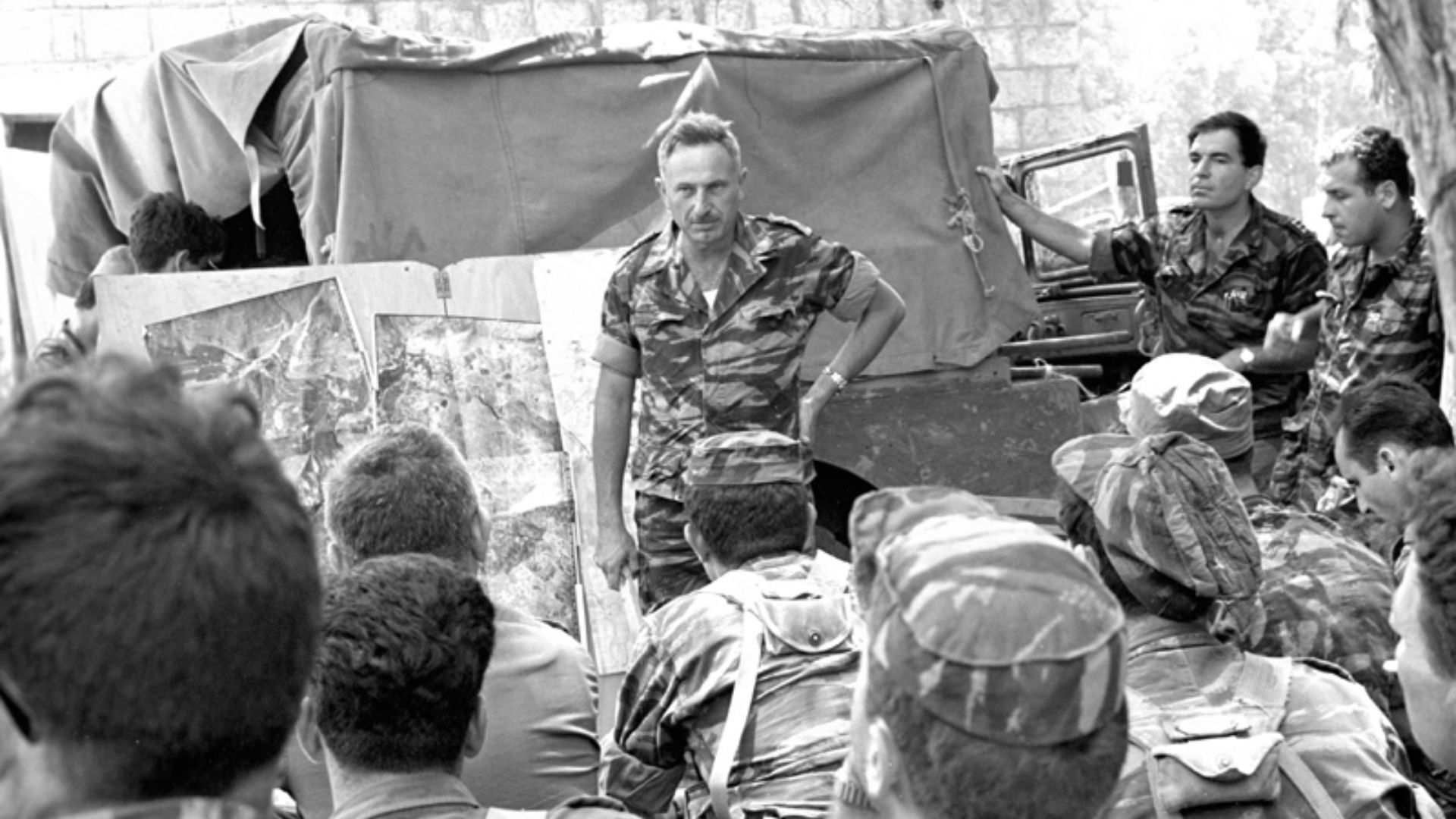 קבוצת פקודות של חטיבת גולני לקראת הפריצה לרמה הסורית. מפקד חטיבה גולני אל