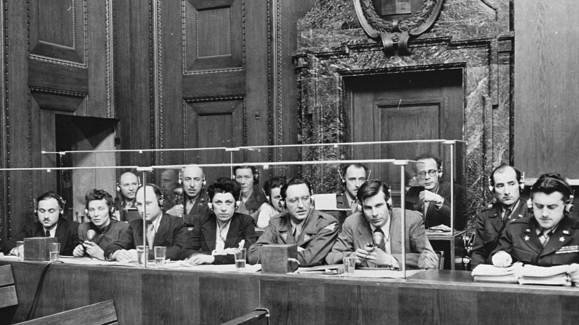 rechts der Leiter der Übersetzer en:Léon Dostert