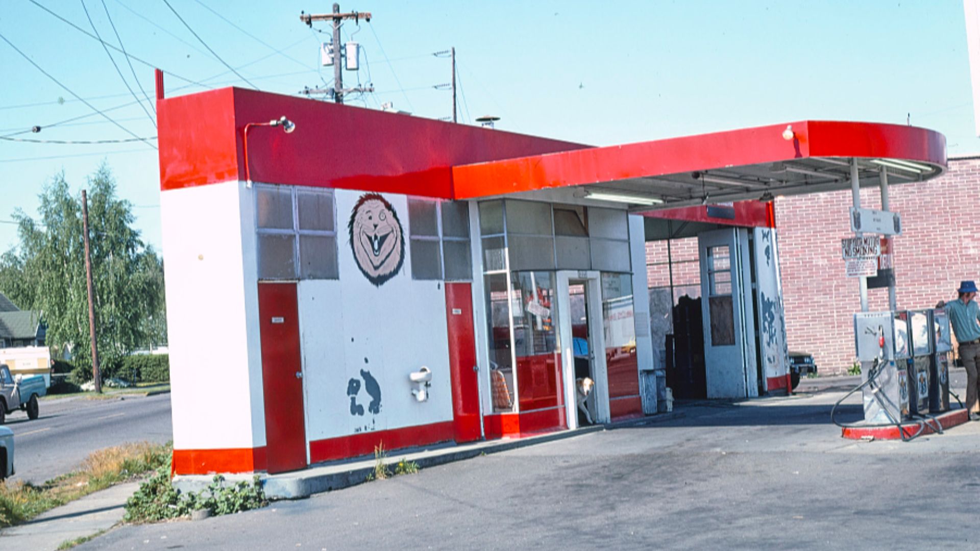 Margolies, John,, photographer.
Gas station, Portland, Oregon
1976.
1 photograph : color transparency ; 35 mm (slide format).
Notes:
 Title, date and keywords based on information provided by the photographer.
Margolies categories: Gas stations, pumps and