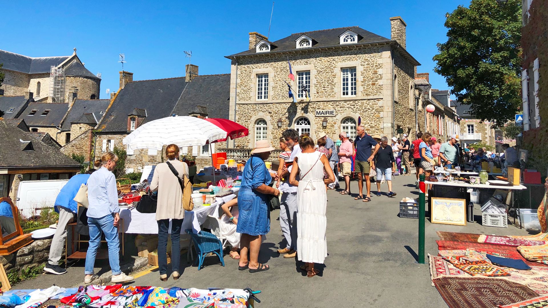 Garage sale organized by the Commercial and Craft Union of Saint-Briac-sur-Mer (UCASB) on August 24, 2025 in this seaside town of Ille-et-Vilaine on the Emerald Coast (Brittany, France): here rue de la Mairie.